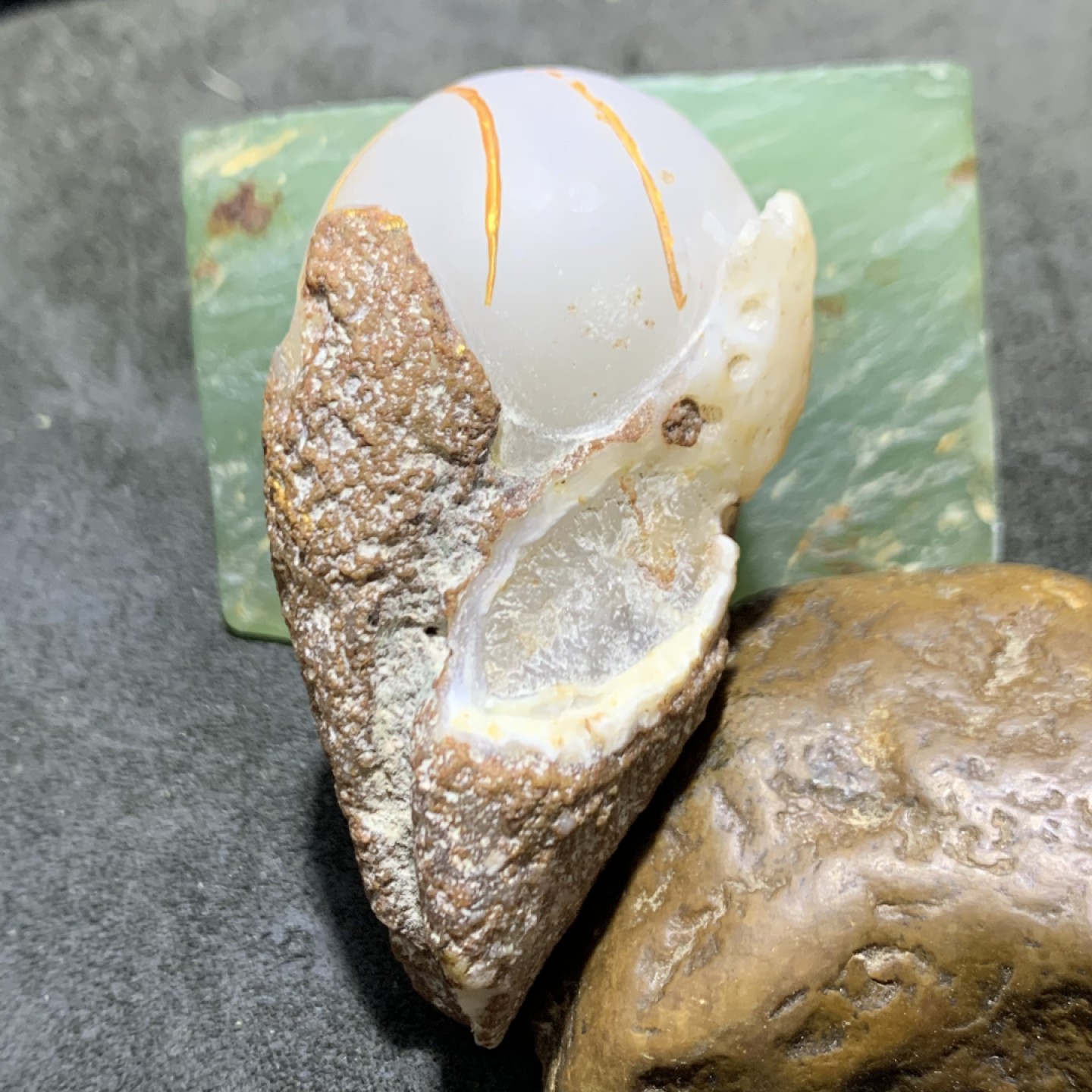 精美阜新玛瑙原皮雕刻富甲天下把件一个！