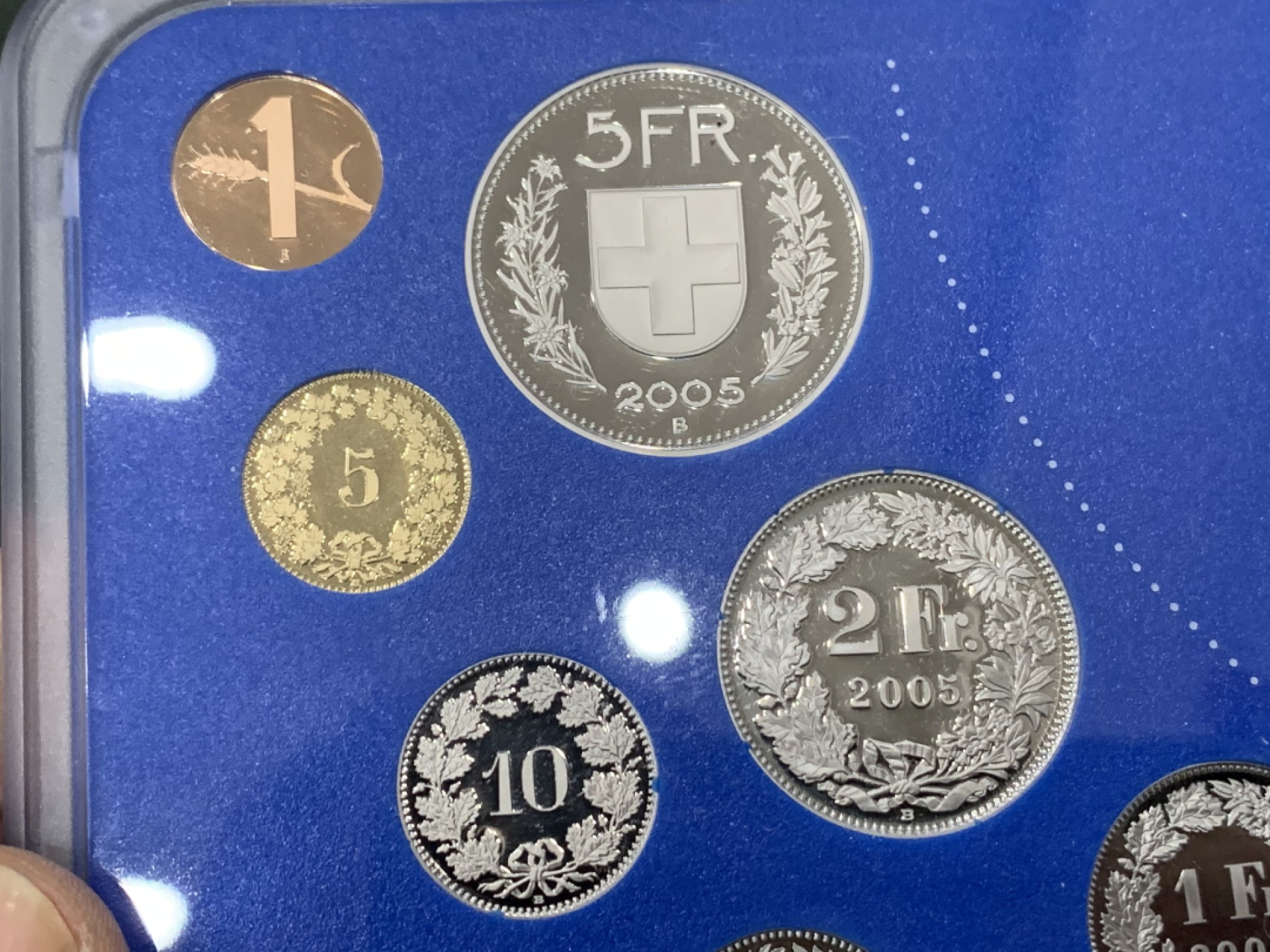《竞宝斋》第140场-周日，周一，周四 3拍 (全场包邮) 瑞士2005年 九枚套PROOF精制套币 普通的是带法郎最大， 这套是带法郎双色币 ，非常少见