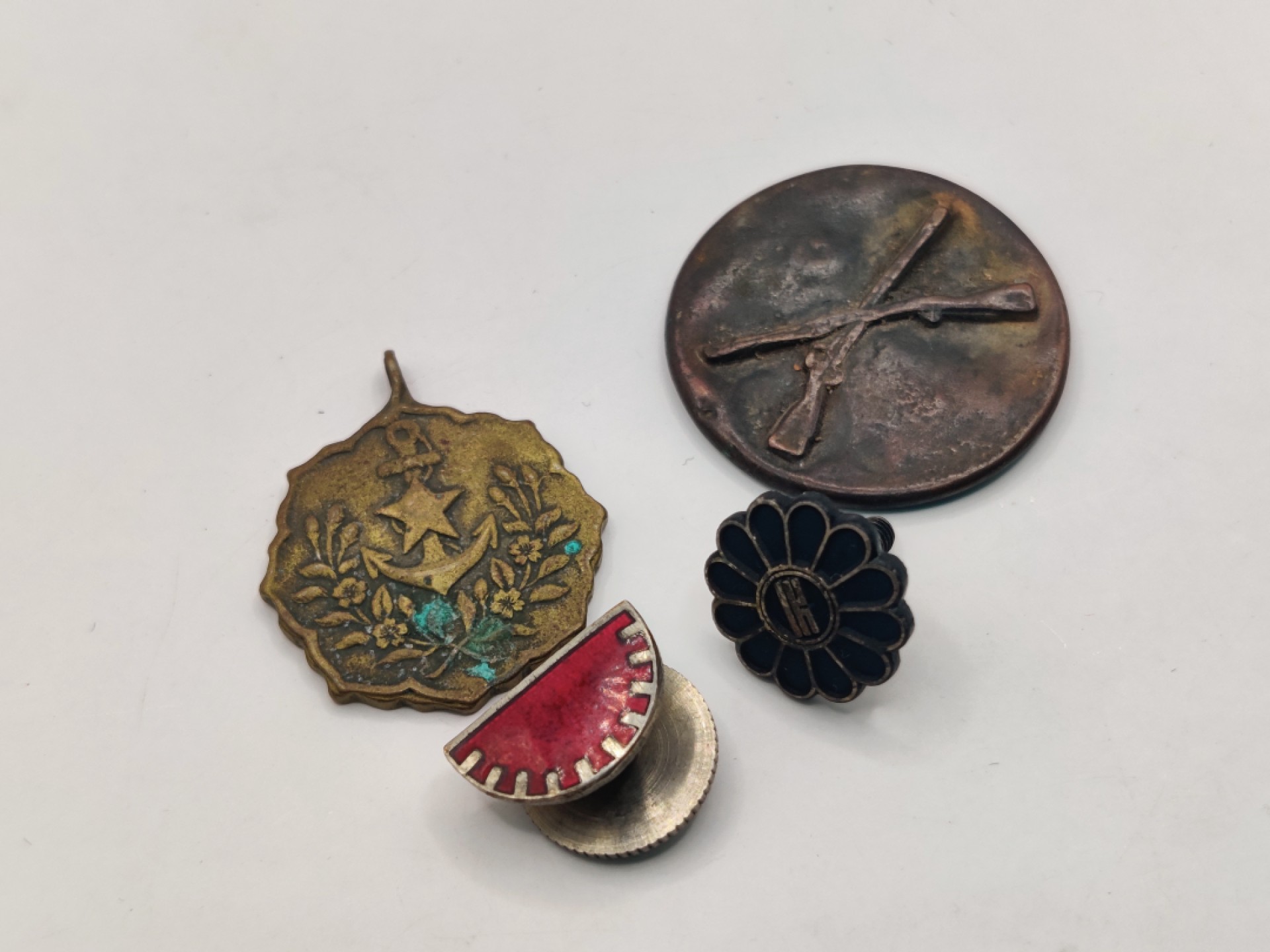 全场0元起拍 第35期 咸鱼国勋章拍卖专场 3月5日（周日）下午6：00开始 徽章一组