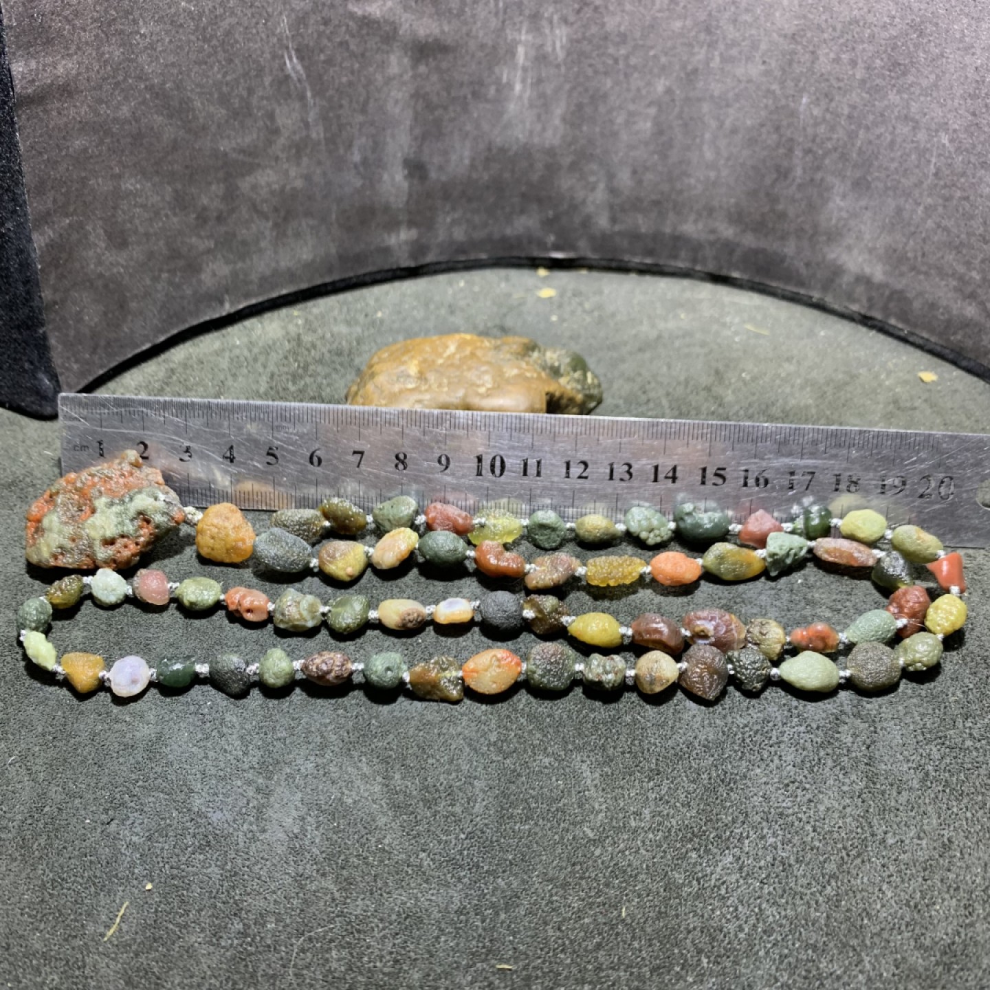 精美新疆黑山筋脉石玛瑙原石项链一条，