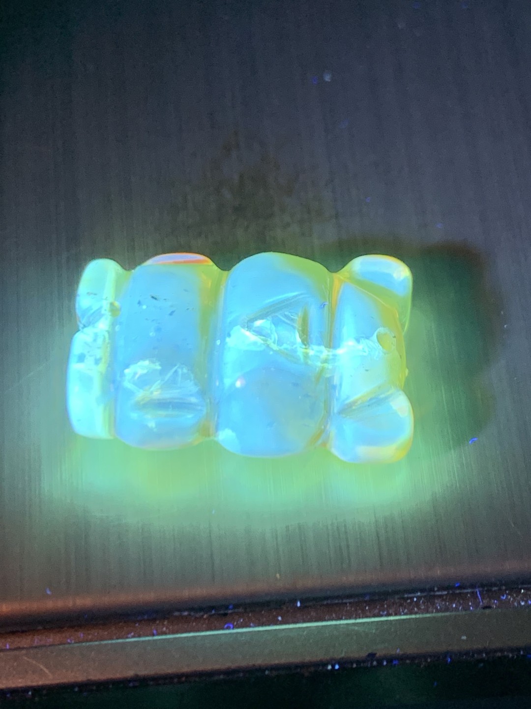 天然乌克兰蜜蜡雕刻小熊吊坠一个，
