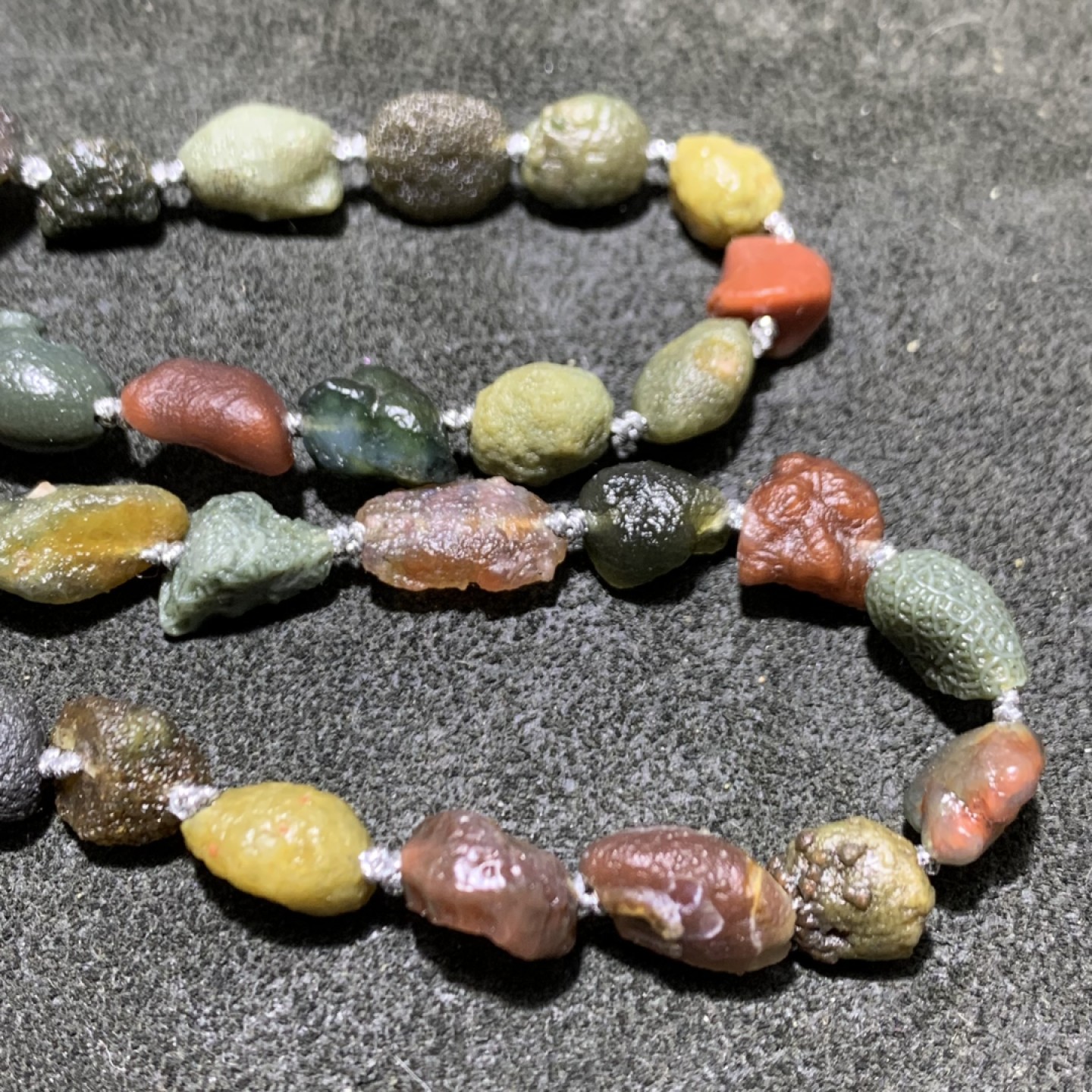 精美新疆黑山筋脉石玛瑙原石项链一条，