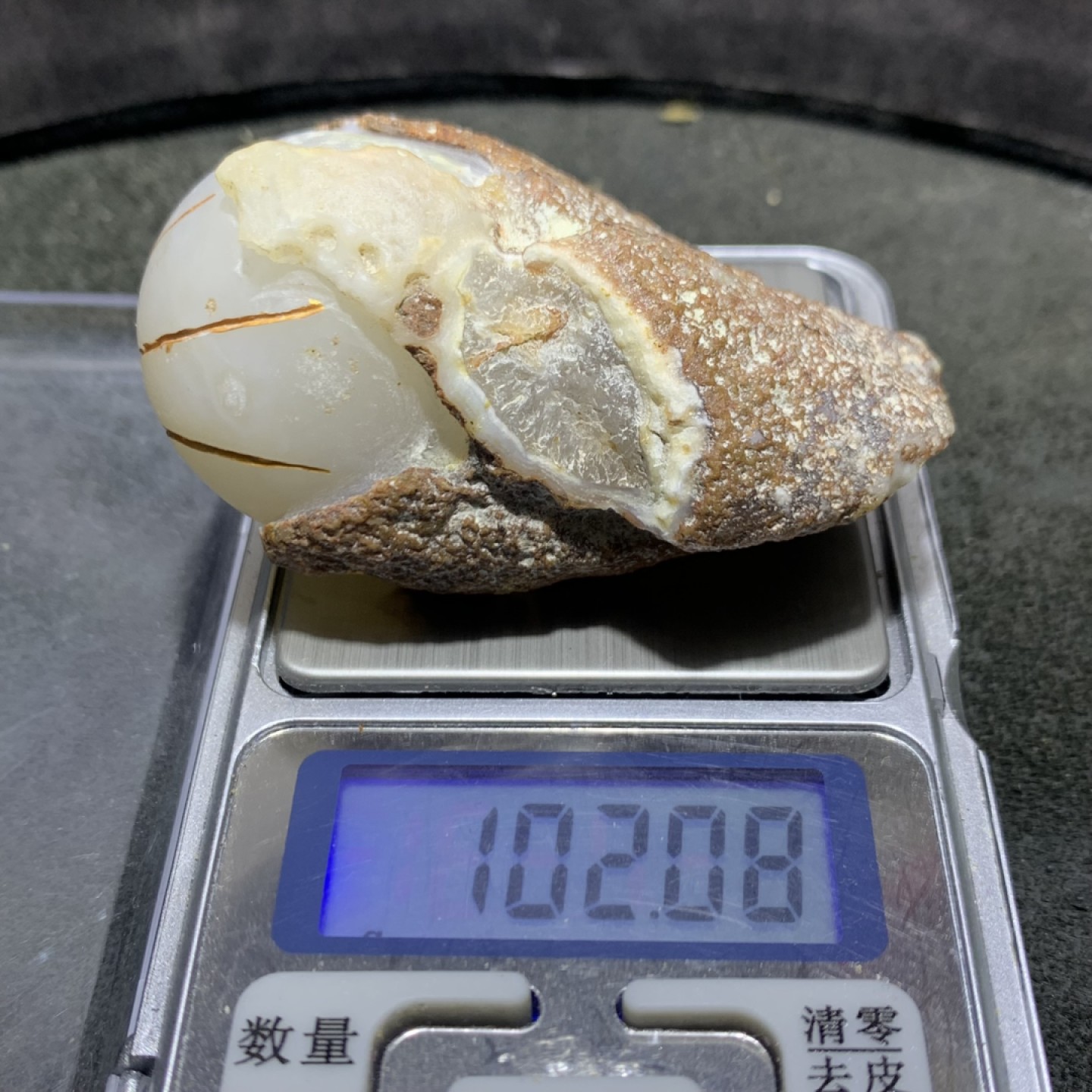 精美阜新玛瑙原皮雕刻富甲天下把件一个！