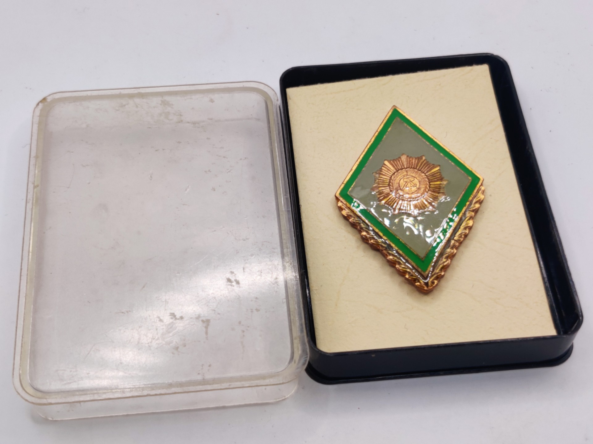 全场0元起拍 第35期 咸鱼国勋章拍卖专场 3月5日（周日）下午6：00开始 东德警察毕业证章