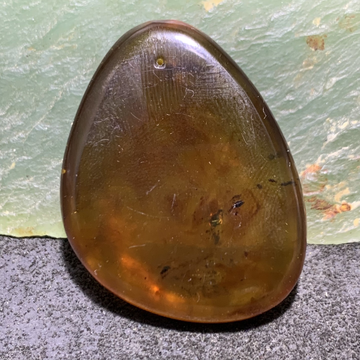 精美缅甸金棕珀随形大吊坠一个，