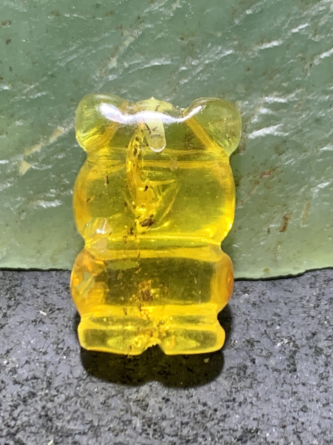 天然乌克兰蜜蜡雕刻小熊吊坠一个，