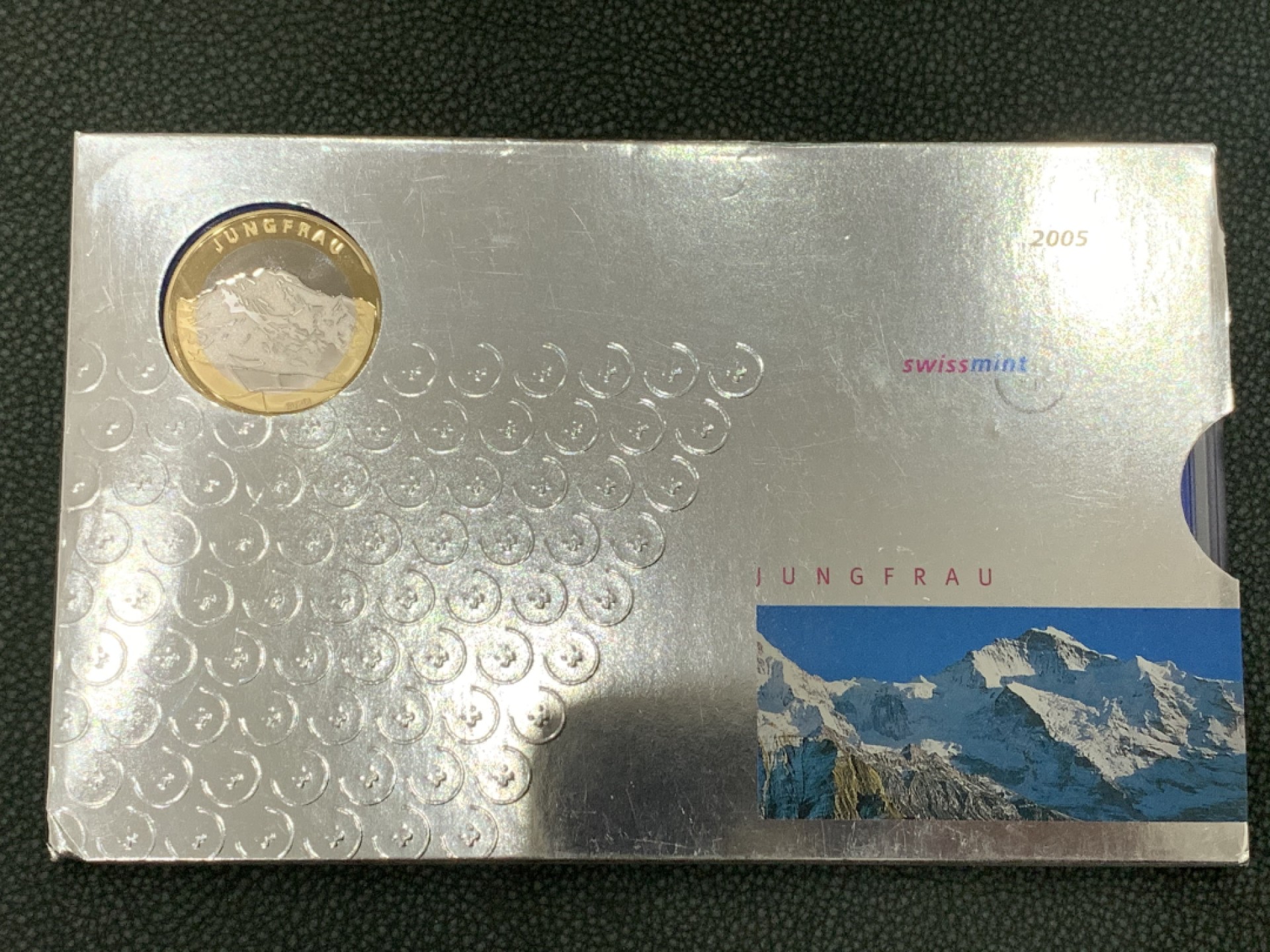 《竞宝斋》第140场-周日，周一，周四 3拍 (全场包邮) 瑞士2005年 九枚套PROOF精制套币 普通的是带法郎最大， 这套是带法郎双色币 ，非常少见