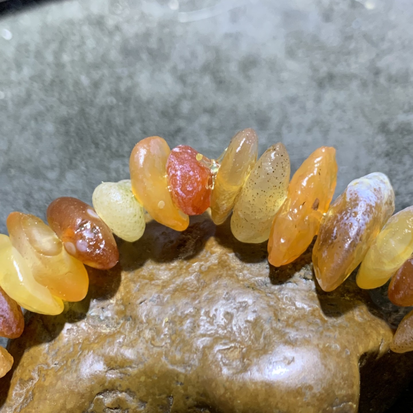 精美阿拉善瓜子型原石手串一条