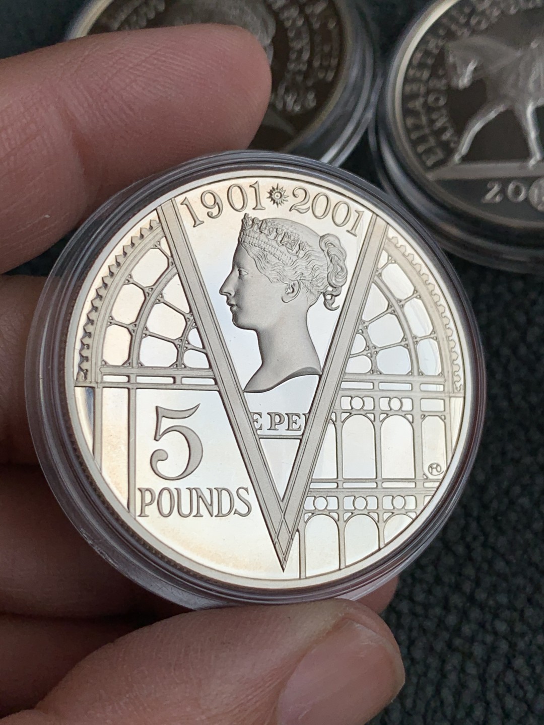 《竞宝斋》第140场-周日，周一，周四 3拍 (全场包邮) 英国2000/2001/2002年 女王加冕纪念 三枚套精制大银币 Silver (.925) • 28.28 g 总计84.84克