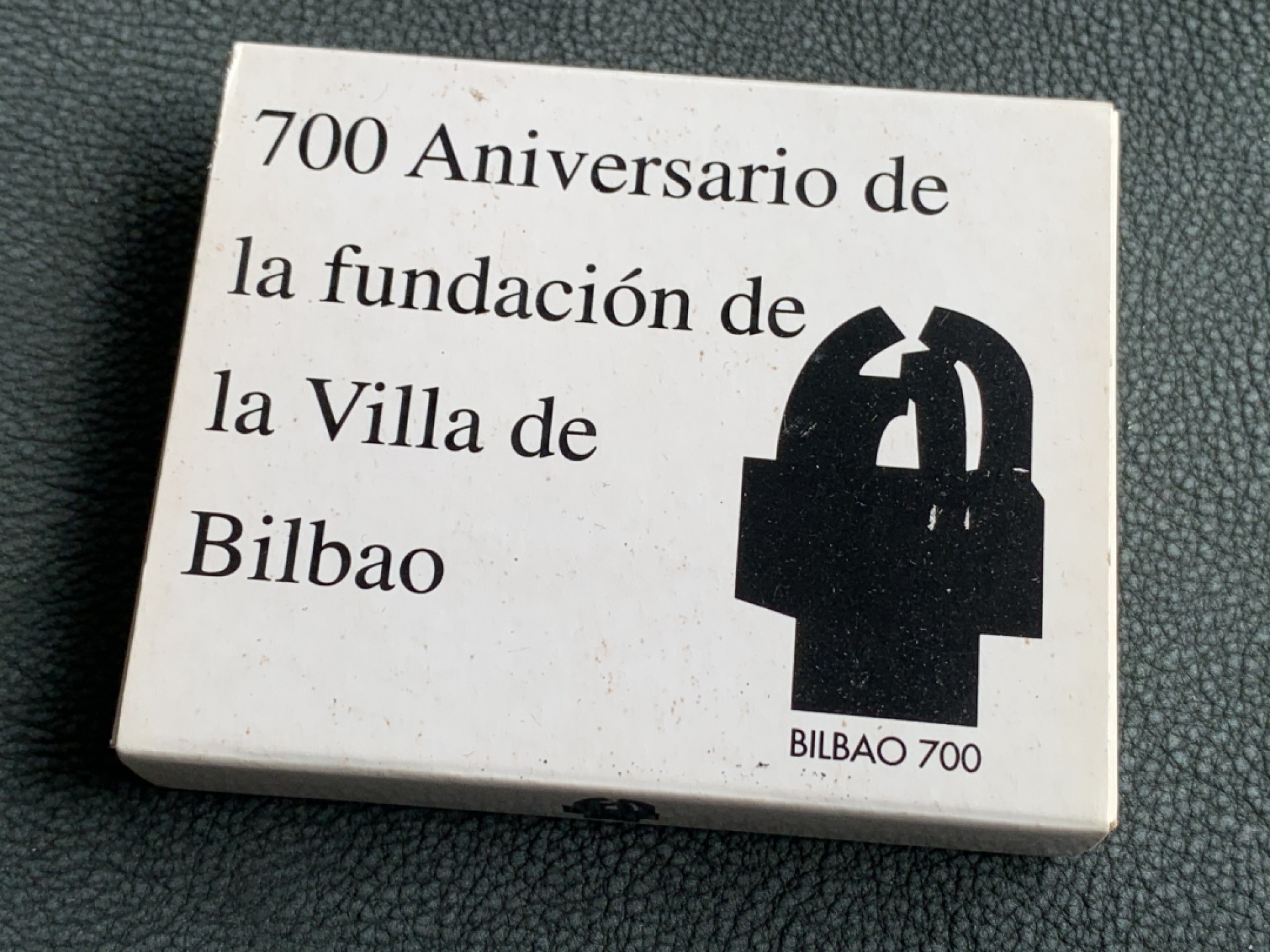 《竞宝斋》第140场-周日，周一，周四 3拍 (全场包邮) 西班牙2000年 建城700周年纪念 2000比塞塔精制大银币 原盒证书