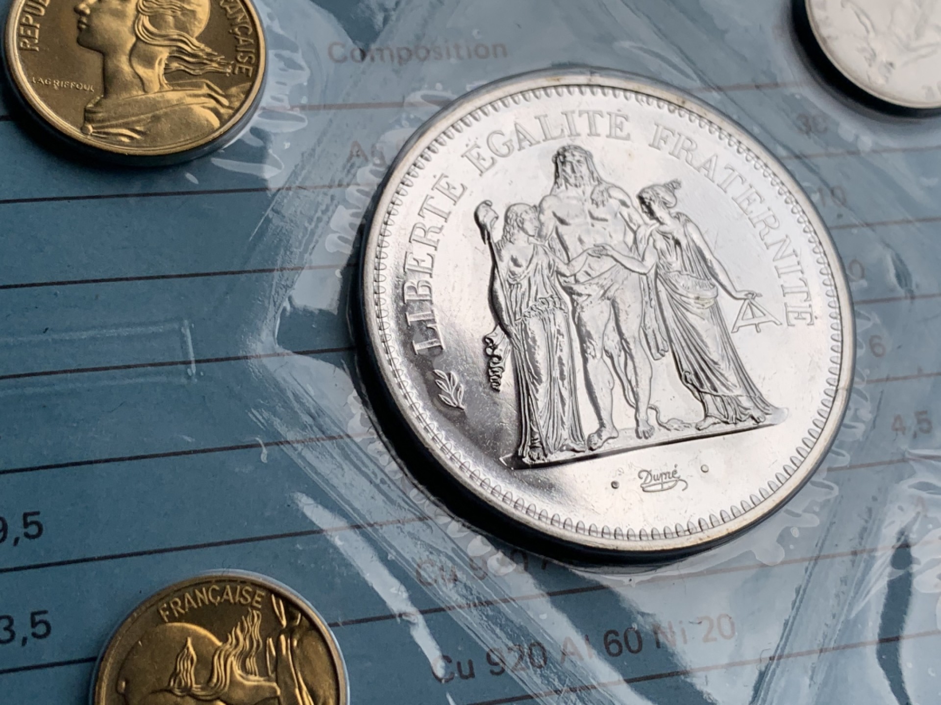 《竞宝斋》第140场-周日，周一，周四 3拍 (全场包邮) 法国1978年 九枚套 大力神50法郎是30克大银币 原盒证书