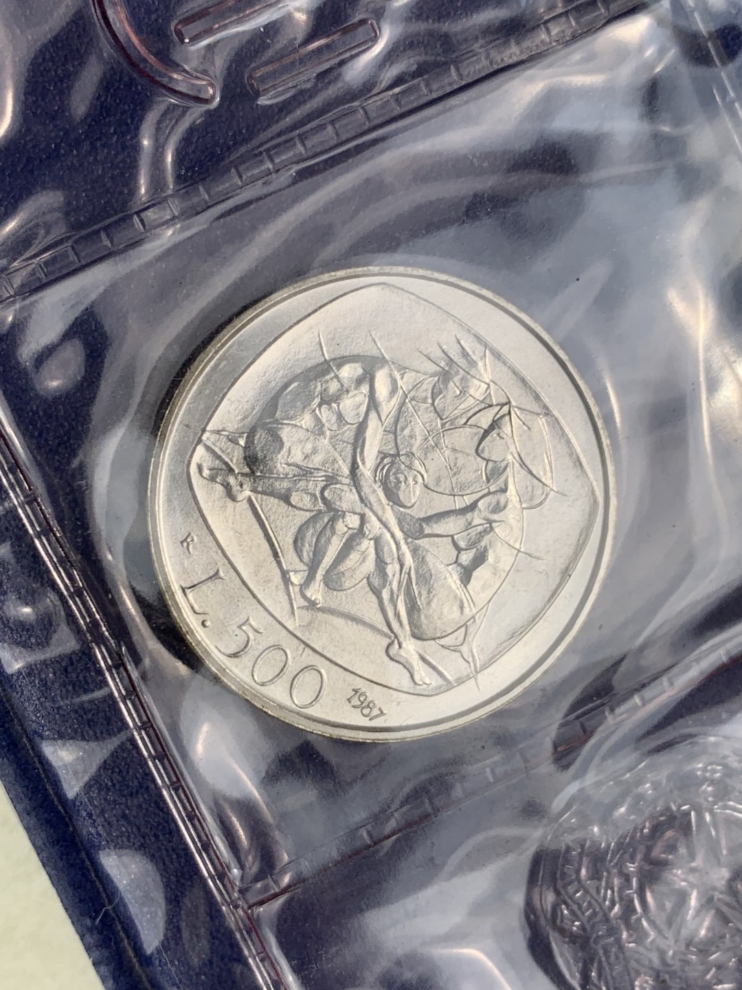 《竞宝斋》第140场-周日，周一，周四 3拍 (全场包邮) 意大利 1987年 家庭年纪念 500里拉银币 原封装带钱包