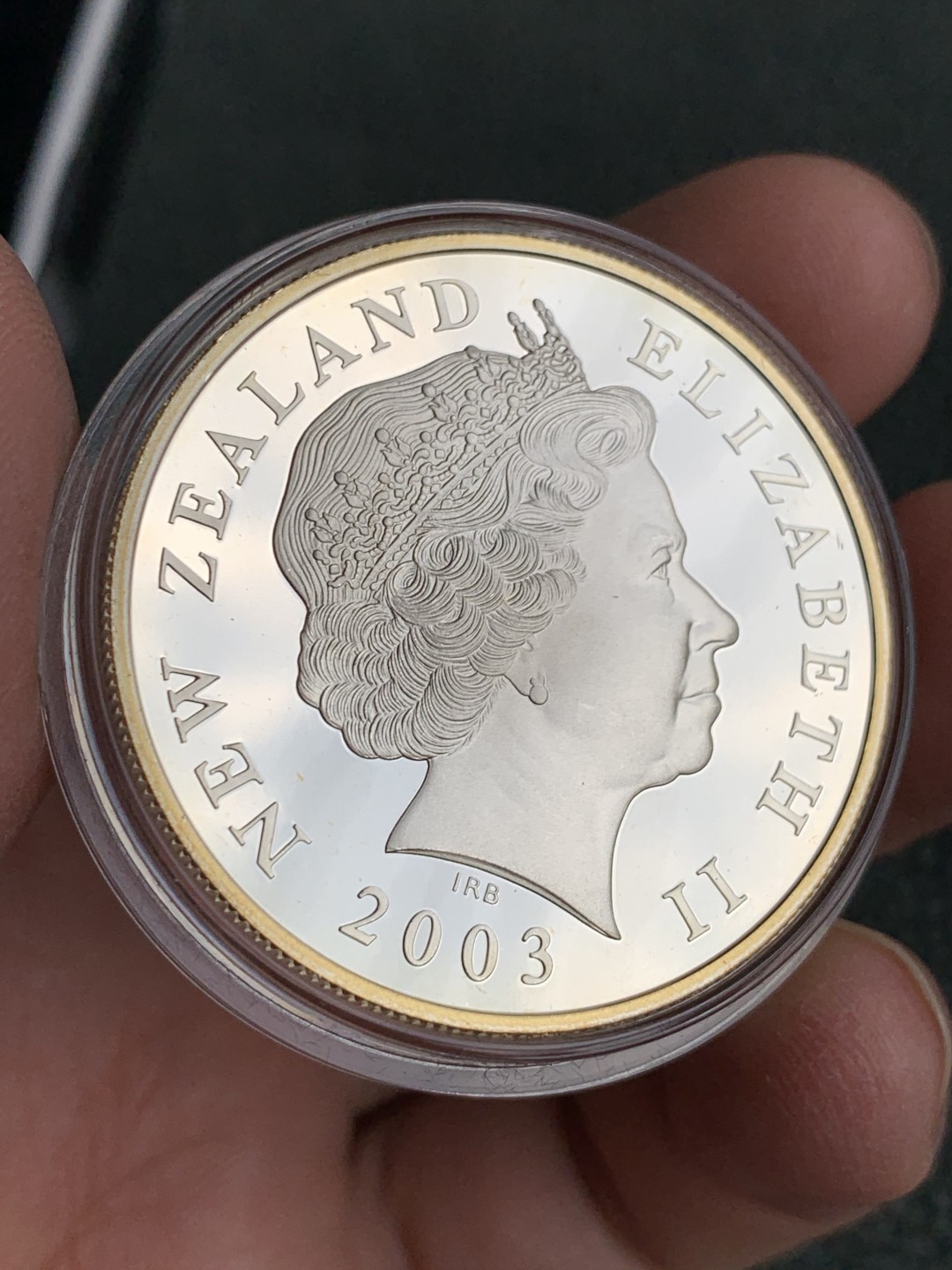 《竞宝斋》第140场-周日，周一，周四 3拍 (全场包邮) 新西兰2003年 指环王镀金戒指 1元 精制大银币 28.28克 925银 原盒证书 非常稀少