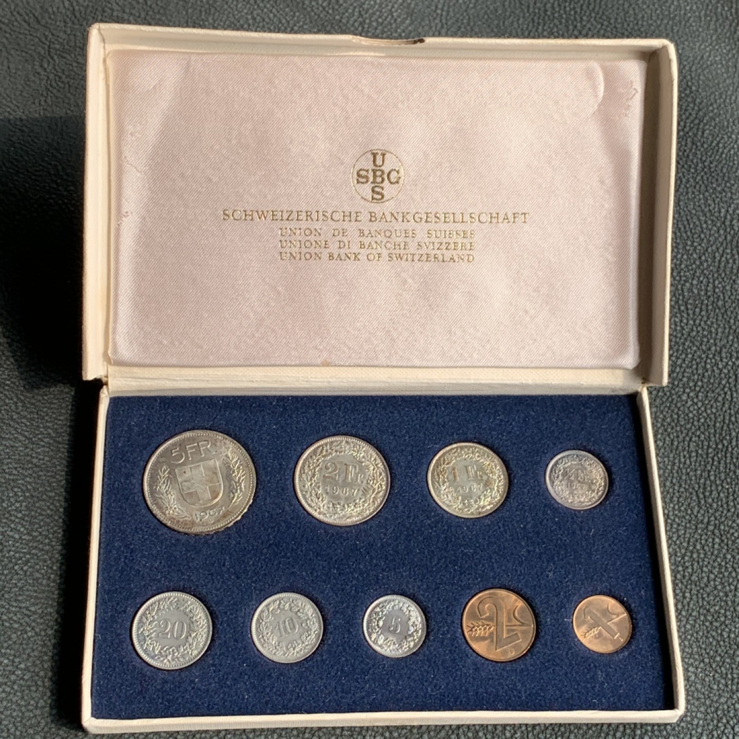 《竞宝斋》第140场-周日，周一，周四 3拍 (全场包邮) 瑞士1967年 九枚套 原装套币 其中1/2法郎-5法郎四枚都是银币 顶级品相 非常漂亮