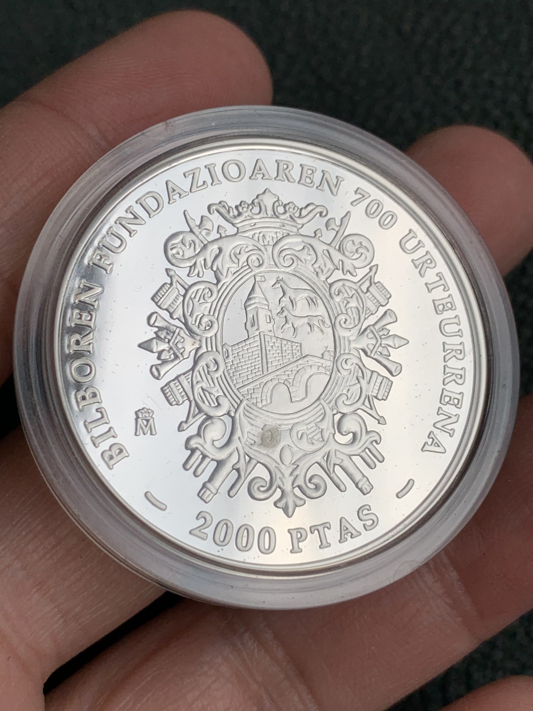 《竞宝斋》第140场-周日，周一，周四 3拍 (全场包邮) 西班牙2000年 建城700周年纪念 2000比塞塔精制大银币 原盒证书