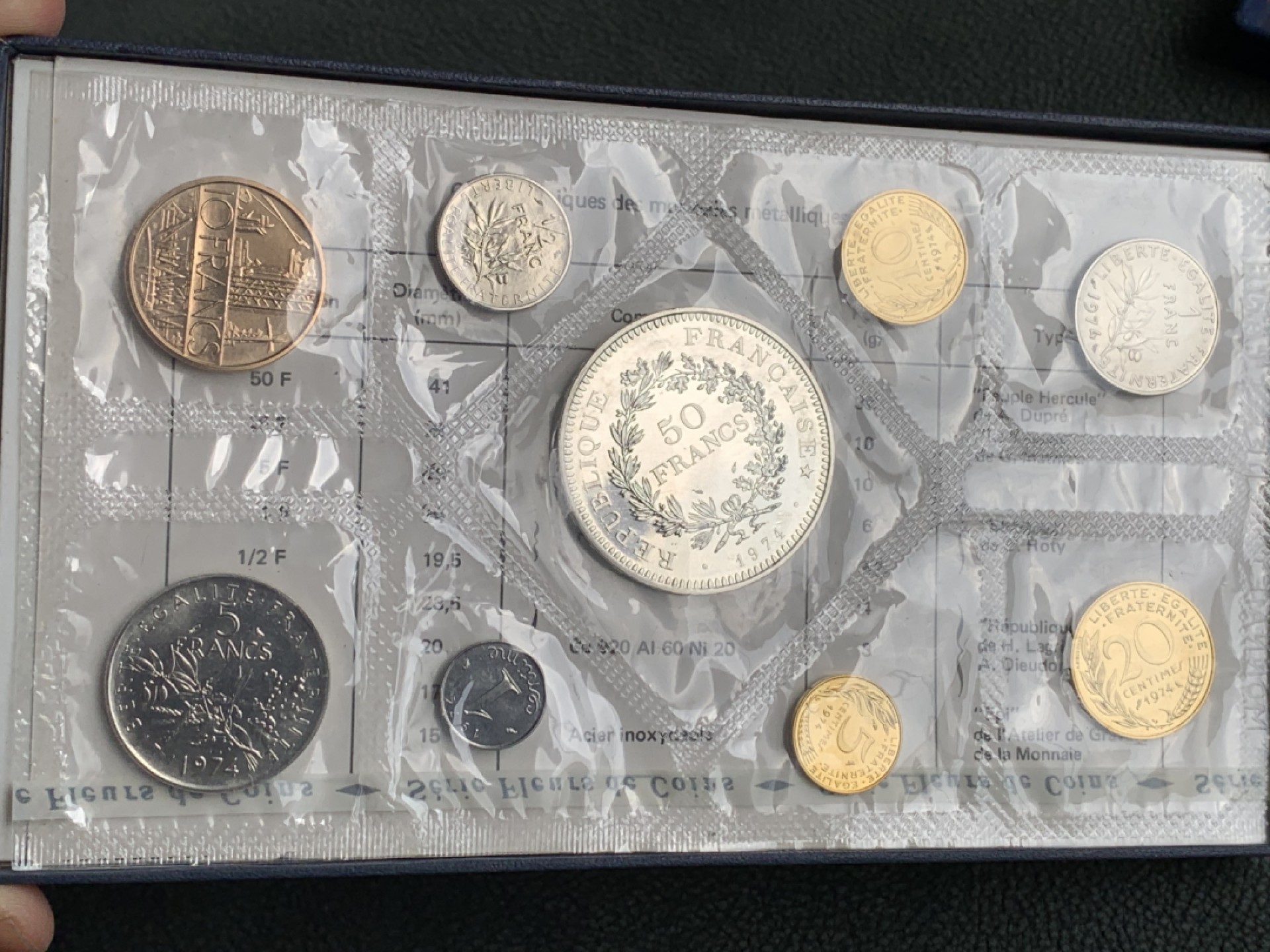 《竞宝斋》第140场-周日，周一，周四 3拍 (全场包邮) 法国1974年 九枚套 大力神50法郎是30克大银币 原盒证书