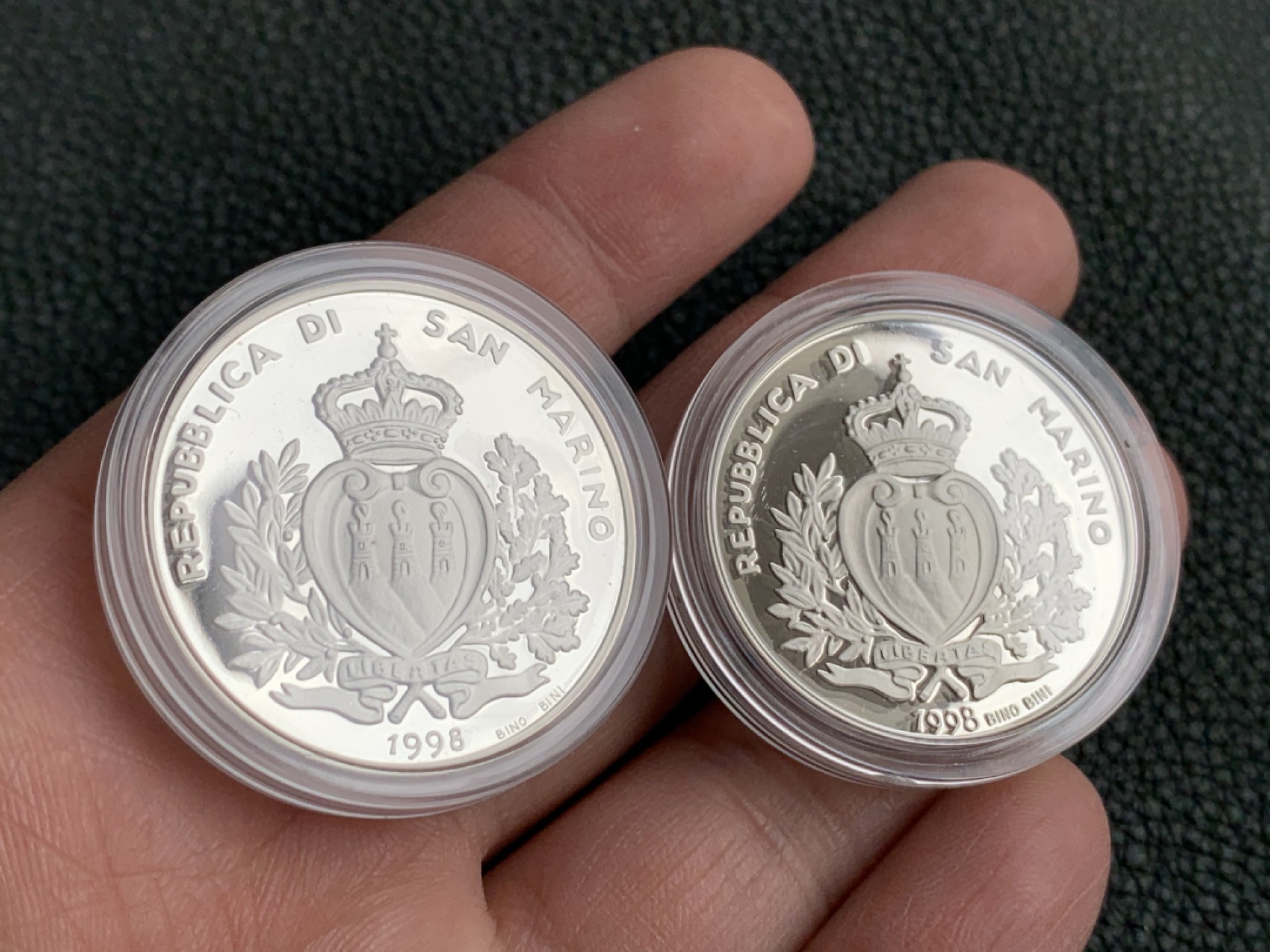 《竞宝斋》第140场-周日，周一，周四 3拍 (全场包邮) 圣马力诺1998年 千禧年系列 5000/10000里拉 精制银币 原盒证书