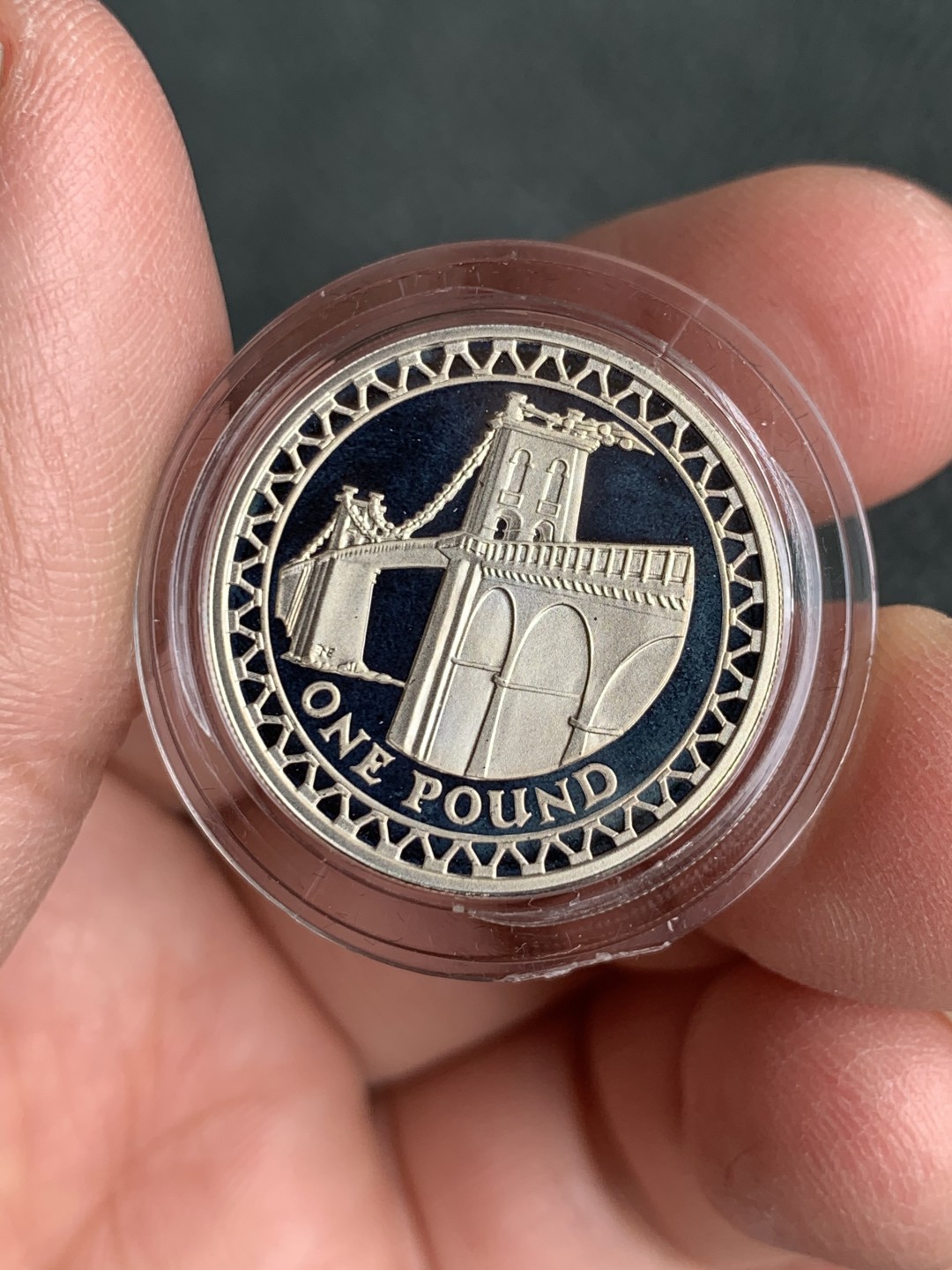 《竞宝斋》第140场-周日，周一，周四 3拍 (全场包邮) 英国2005年 梅奈桥1镑 精制银币PROOF 原盒证书