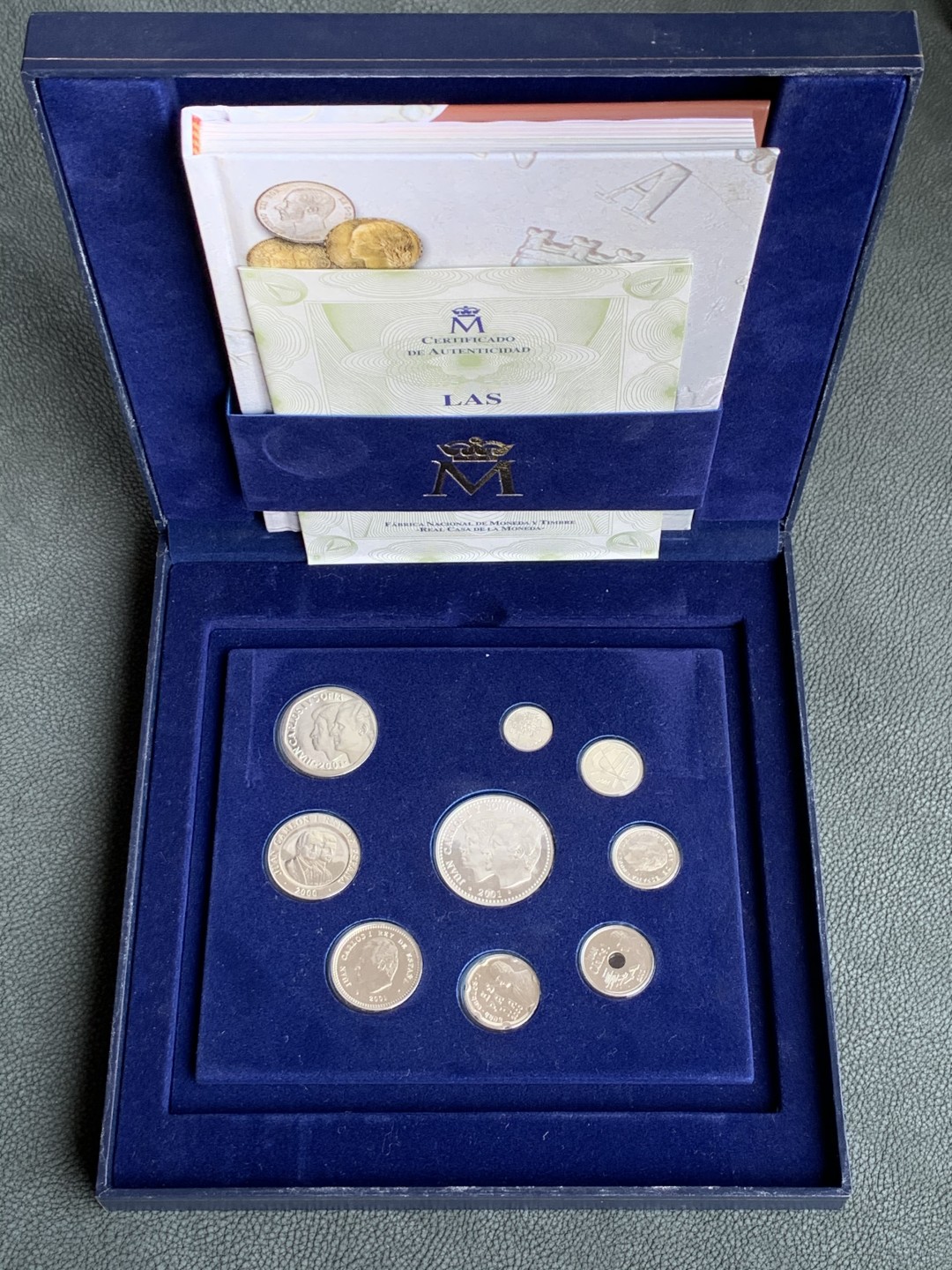 《竞宝斋》第140场-周日，周一，周四 3拍 (全场包邮) 西班牙2001年 最后一套比塞塔试铸银币 普通的小面值都是铜镍币 原盒证书 可以分拆评级卖 非常罕见