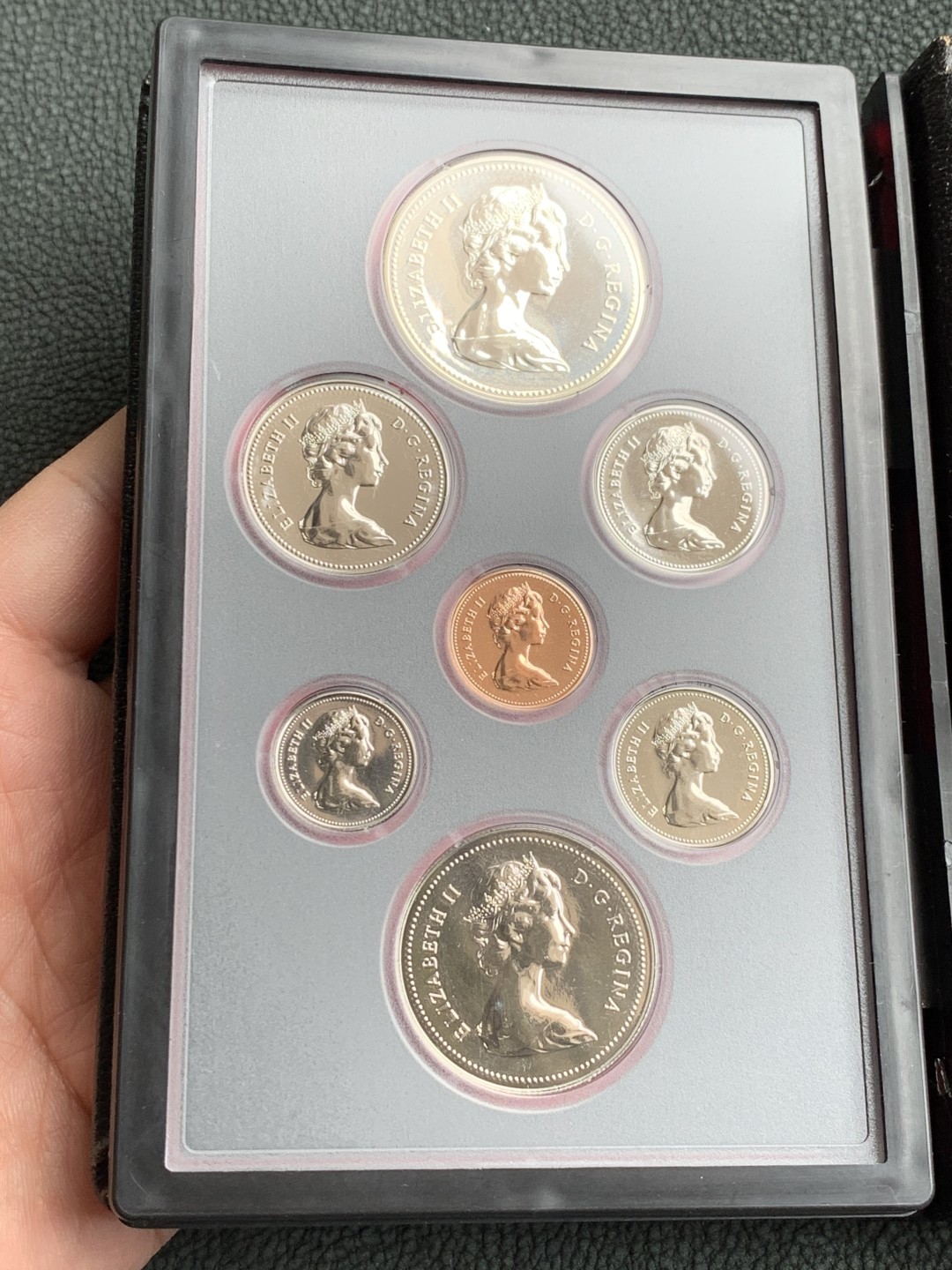 《竞宝斋》第140场-周日，周一，周四 3拍 (全场包邮) 加拿大 1979年 精制七枚套 其中最大1元是银币 原盒证书