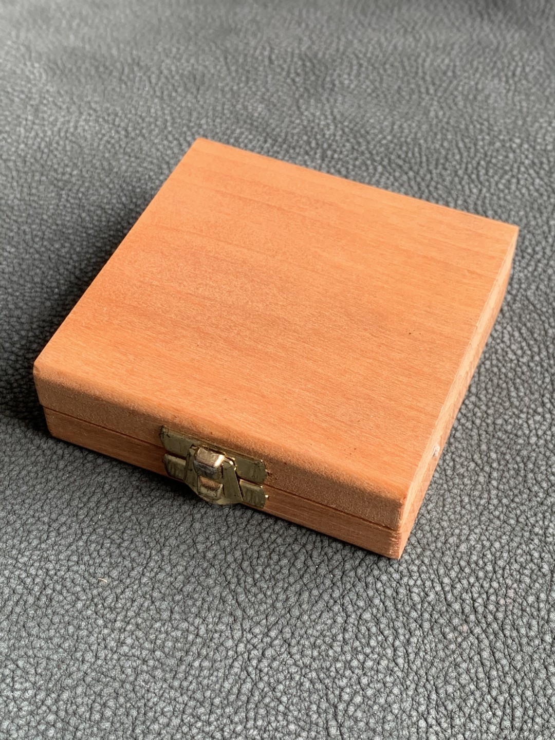 《竞宝斋》第140场-周日，周一，周四 3拍 (全场包邮) 直布罗陀1991年 1克朗地球图案 大银币 木盒证书