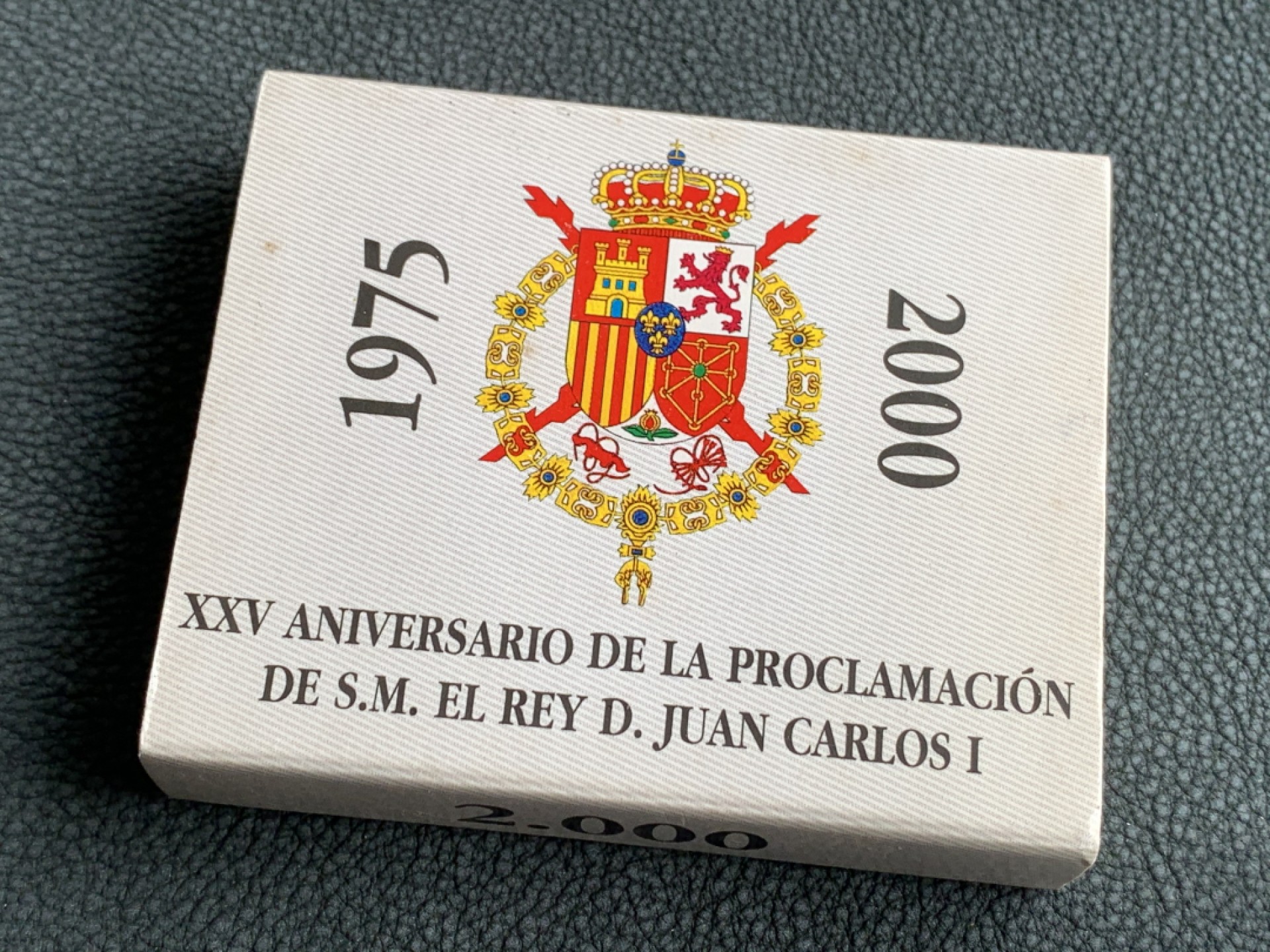 《竞宝斋》第140场-周日，周一，周四 3拍 (全场包邮) 西班牙2000年 加冕二十五周年纪念 2000比塞塔精制大银币 原盒证书