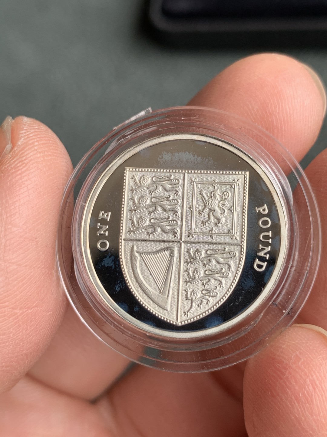 《竞宝斋》第140场-周日，周一，周四 3拍 (全场包邮) 英国2009年 盾徽1镑 精制银币 PROOF 非常漂亮