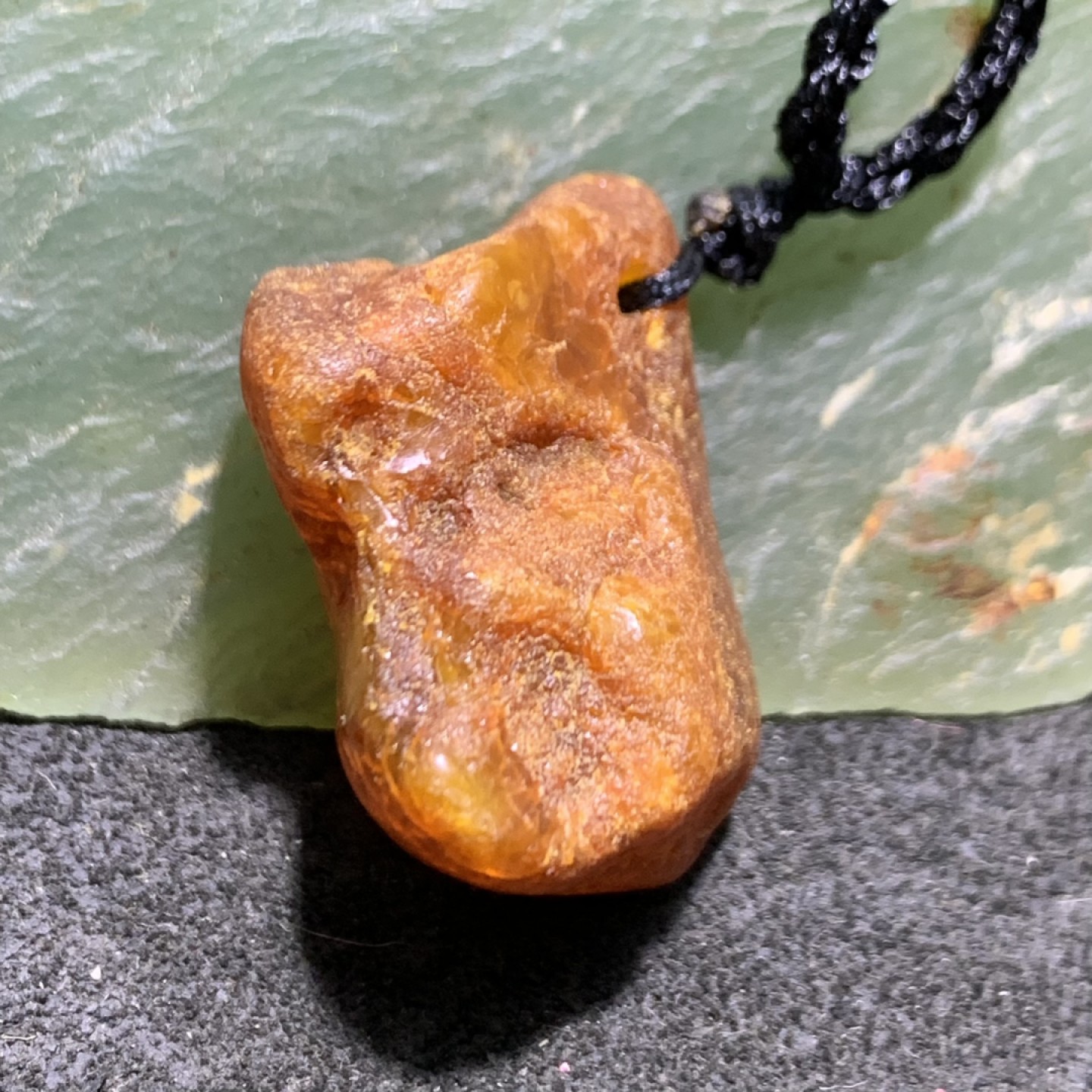 精品橘皮纹蜜蜡随形原石吊坠一块