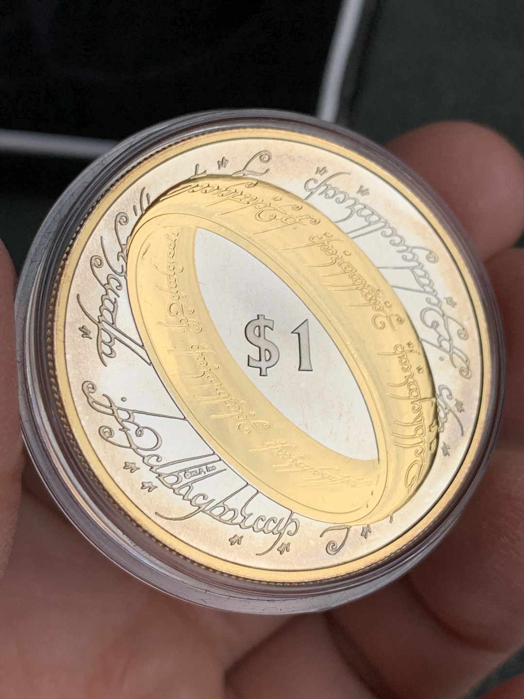 《竞宝斋》第140场-周日，周一，周四 3拍 (全场包邮) 新西兰2003年 指环王镀金戒指 1元 精制大银币 28.28克 925银 原盒证书 非常稀少