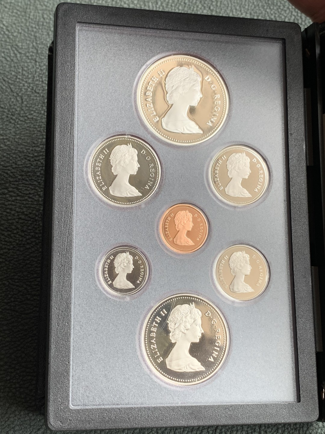 《竞宝斋》第140场-周日，周一，周四 3拍 (全场包邮) 加拿大 1983年 精制七枚套 其中最大1元是银币 原盒证书