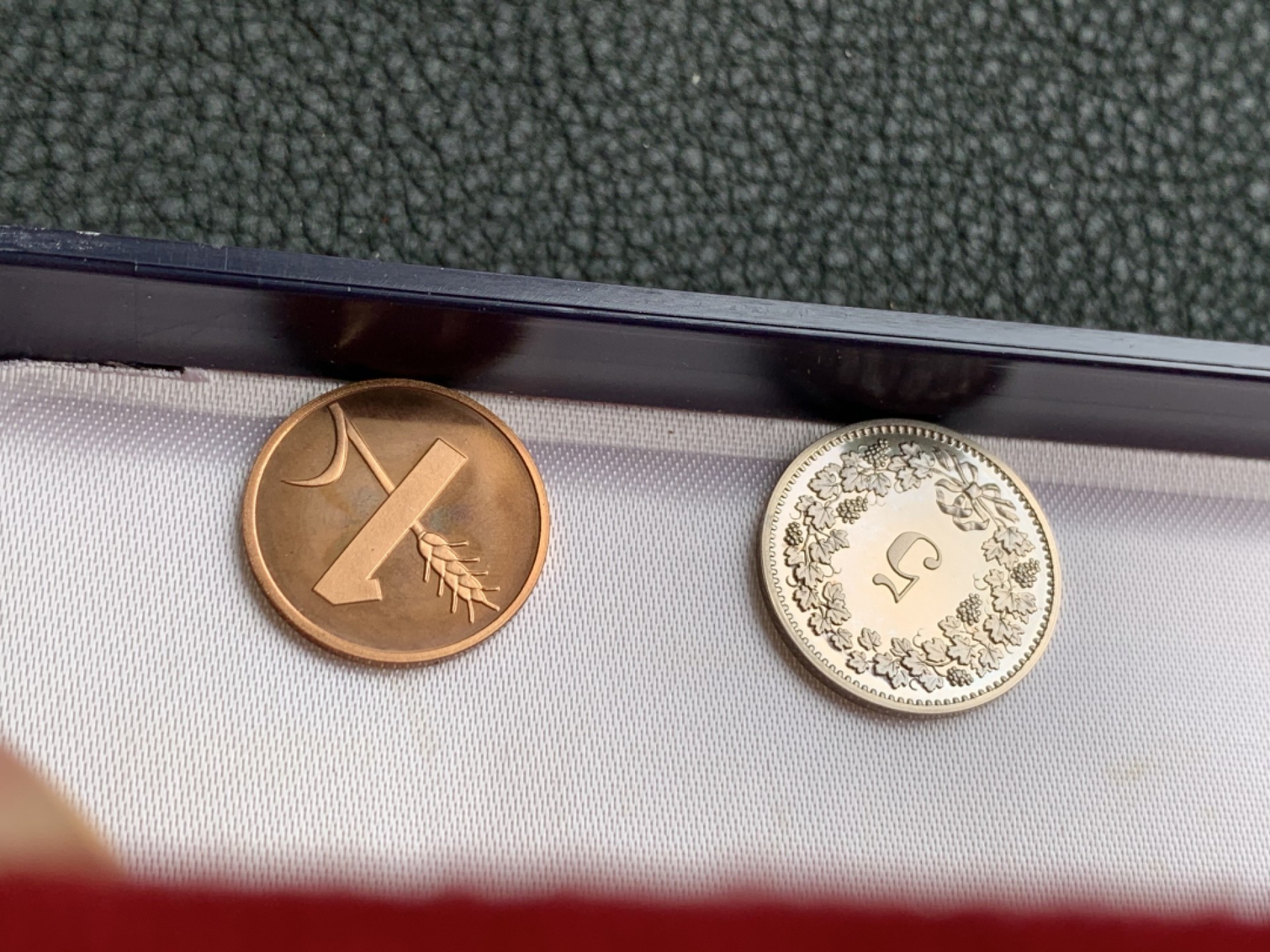 《竞宝斋》第140场-周日，周一，周四 3拍 (全场包邮) 瑞士1978年 八枚套 长盒装原装套币 精制PROOF套币 ，长盒子一直很稀少