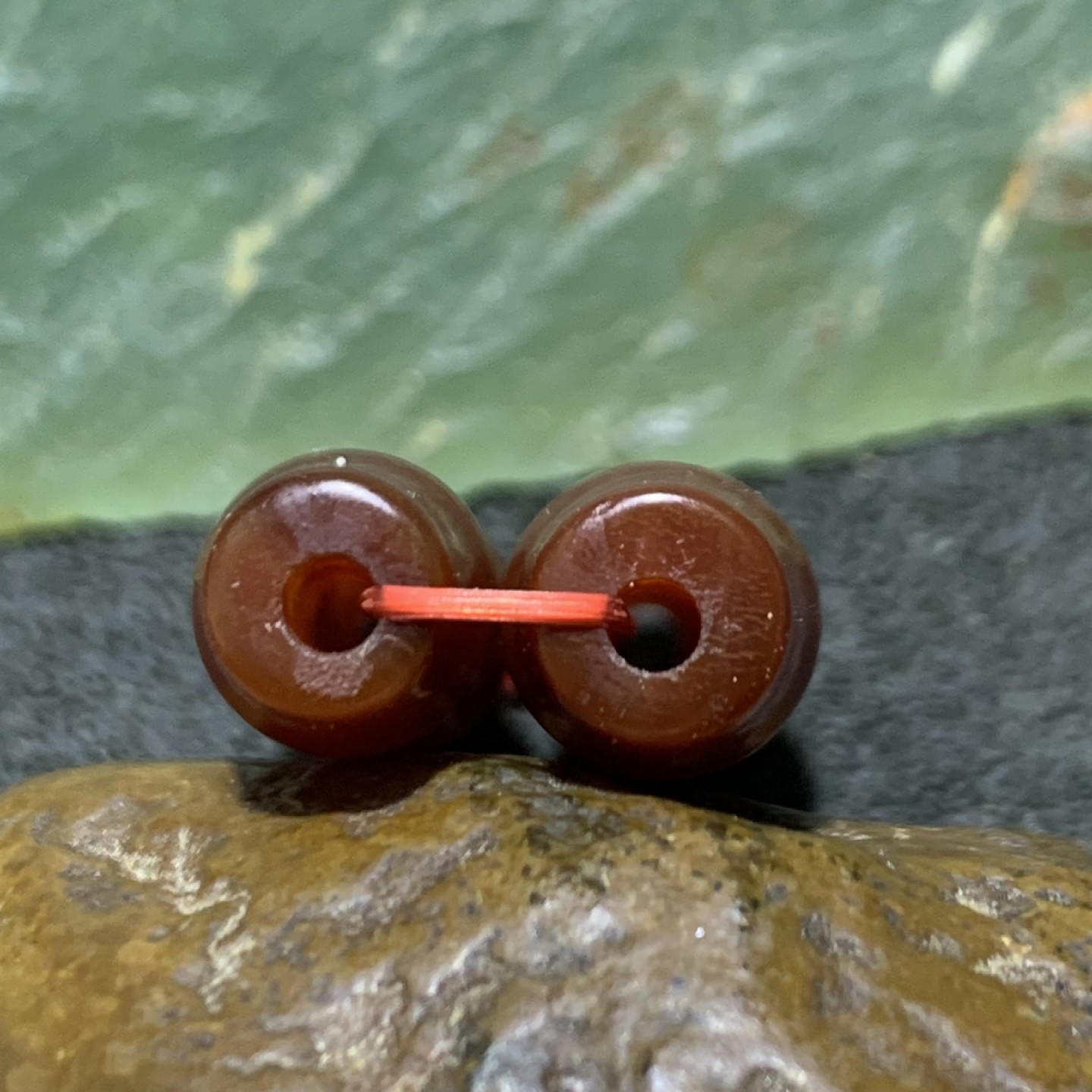 精美酒红色缠丝玛瑙竹节桶珠一对，