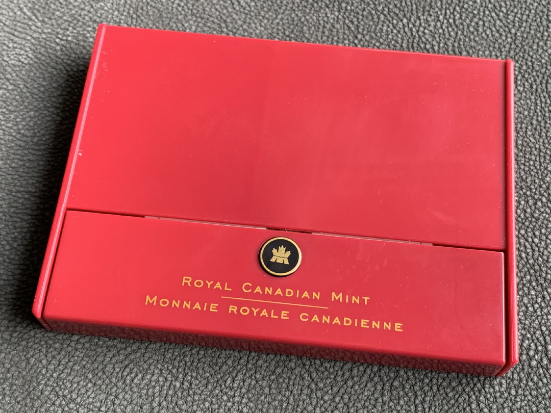 《竞宝斋》第140场-周日，周一，周四 3拍 (全场包邮) 原盒证书 加拿大2005年半圆 镀金银币 非常少见的品种