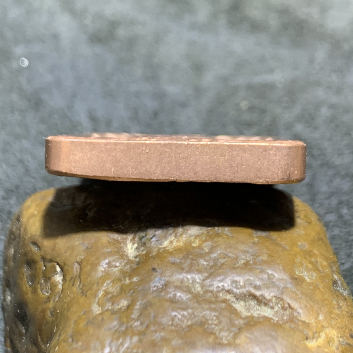 精美紫铜忠义关二爷护身牌一个，