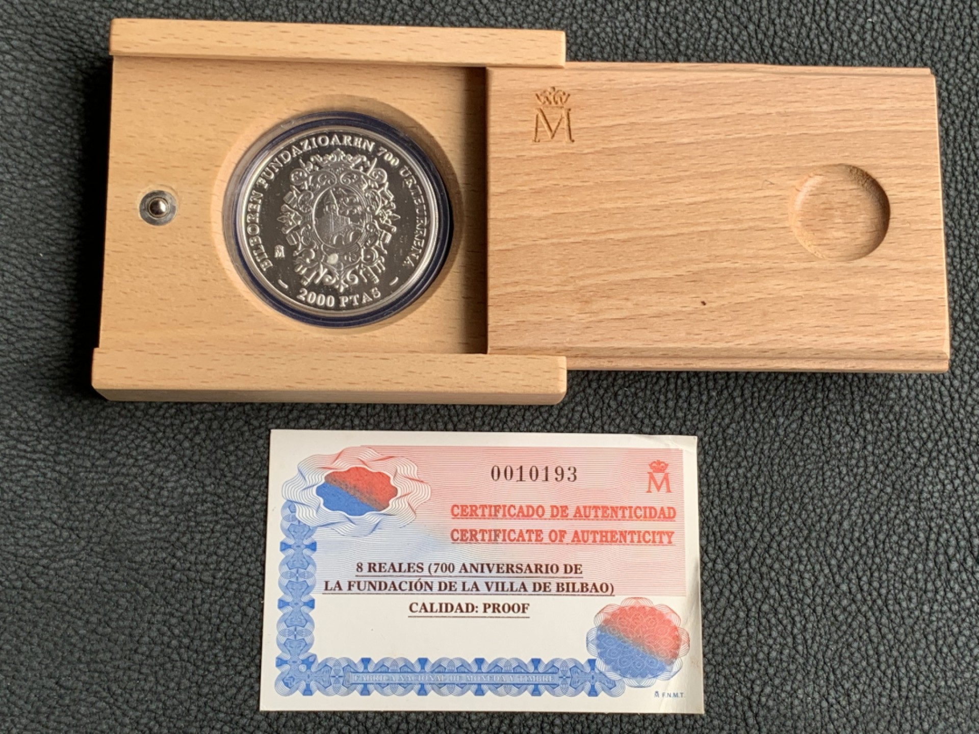 《竞宝斋》第140场-周日，周一，周四 3拍 (全场包邮) 西班牙2000年 建城700周年纪念 2000比塞塔精制大银币 原盒证书