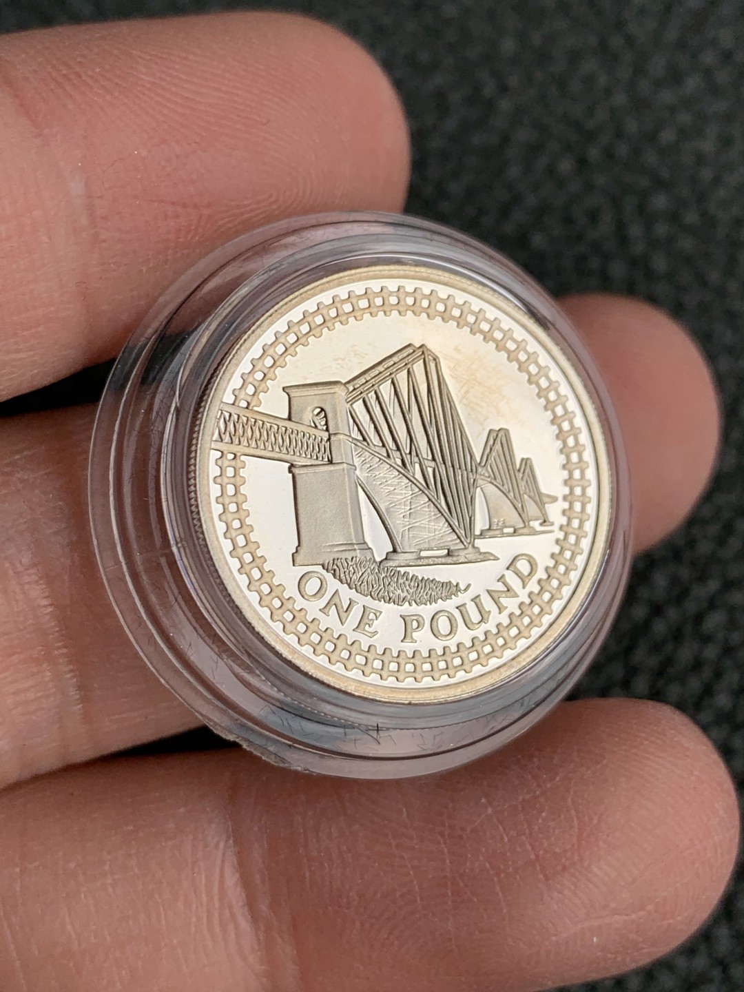 《竞宝斋》第140场-周日，周一，周四 3拍 (全场包邮) 英国2004年 福斯桥1镑 PROOF精制银币 非常漂亮少见的英系币