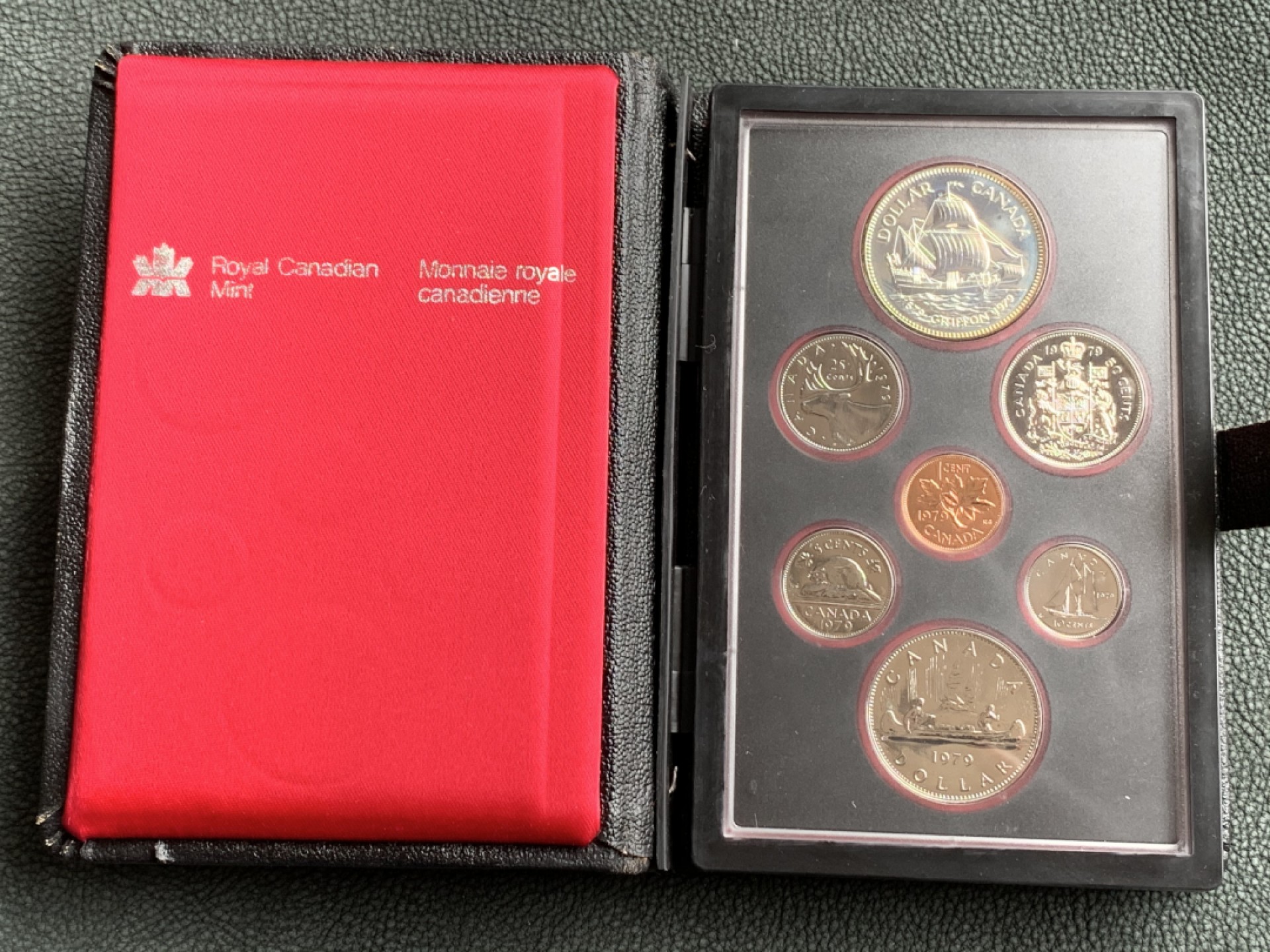 《竞宝斋》第140场-周日，周一，周四 3拍 (全场包邮) 加拿大 1979年 精制七枚套 其中最大1元是银币 原盒证书