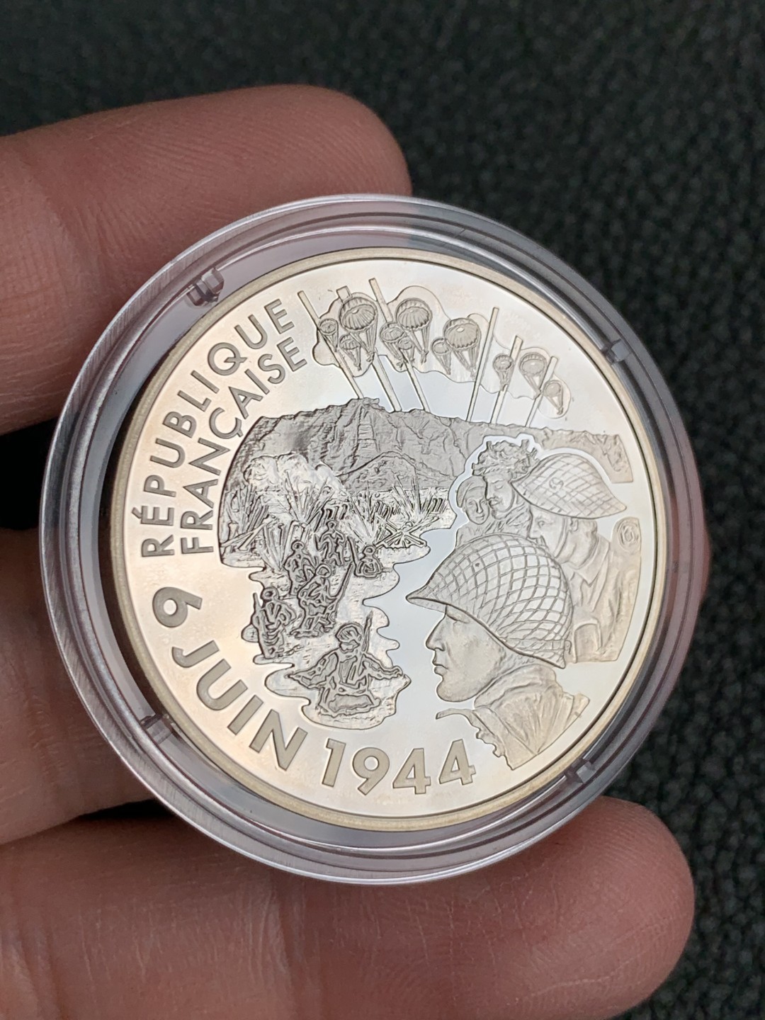 《竞宝斋》第140场-周日，周一，周四 3拍 (全场包邮) 法国2004年 诺曼底登陆纪念 1 1/2欧元 精制大银币PROOF 原盒证书带纸壳