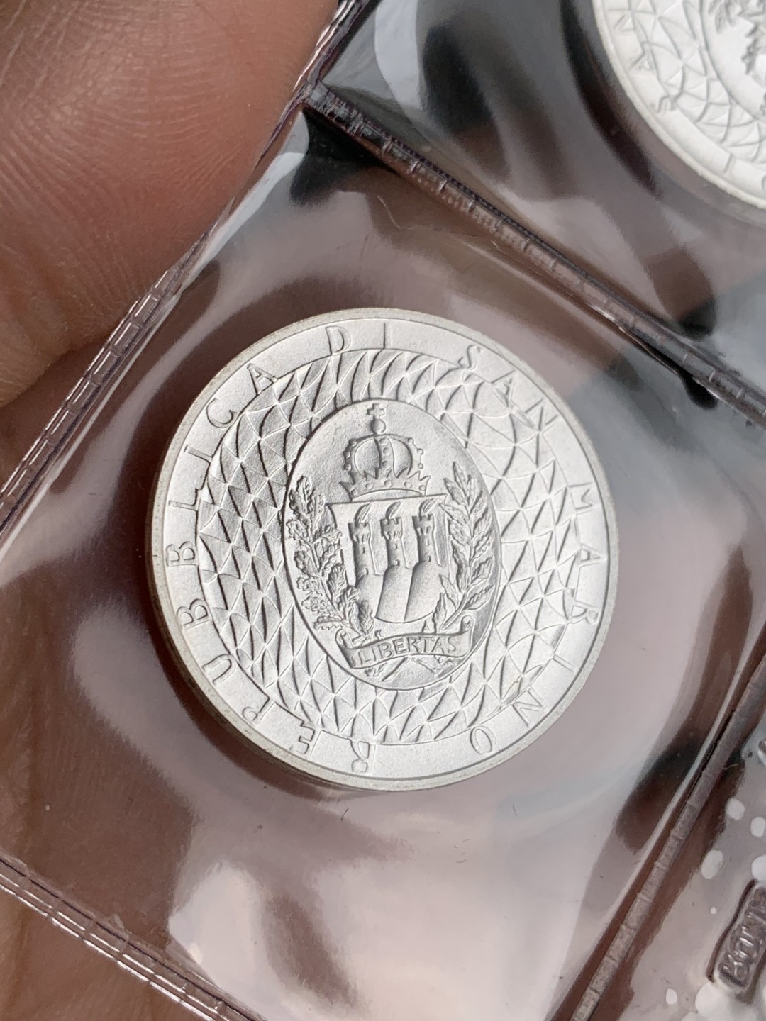 《竞宝斋》第140场-周日，周一，周四 3拍 (全场包邮) 圣马力诺1990年 大力神杯 500/1000里拉银币 原盒证书