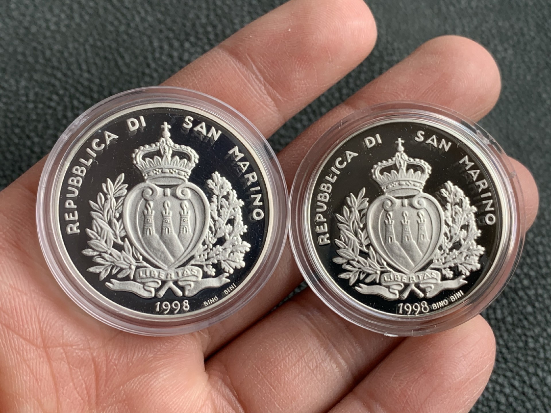 《竞宝斋》第140场-周日，周一，周四 3拍 (全场包邮) 圣马力诺1998年 千禧年系列 5000/10000里拉 精制银币 原盒证书