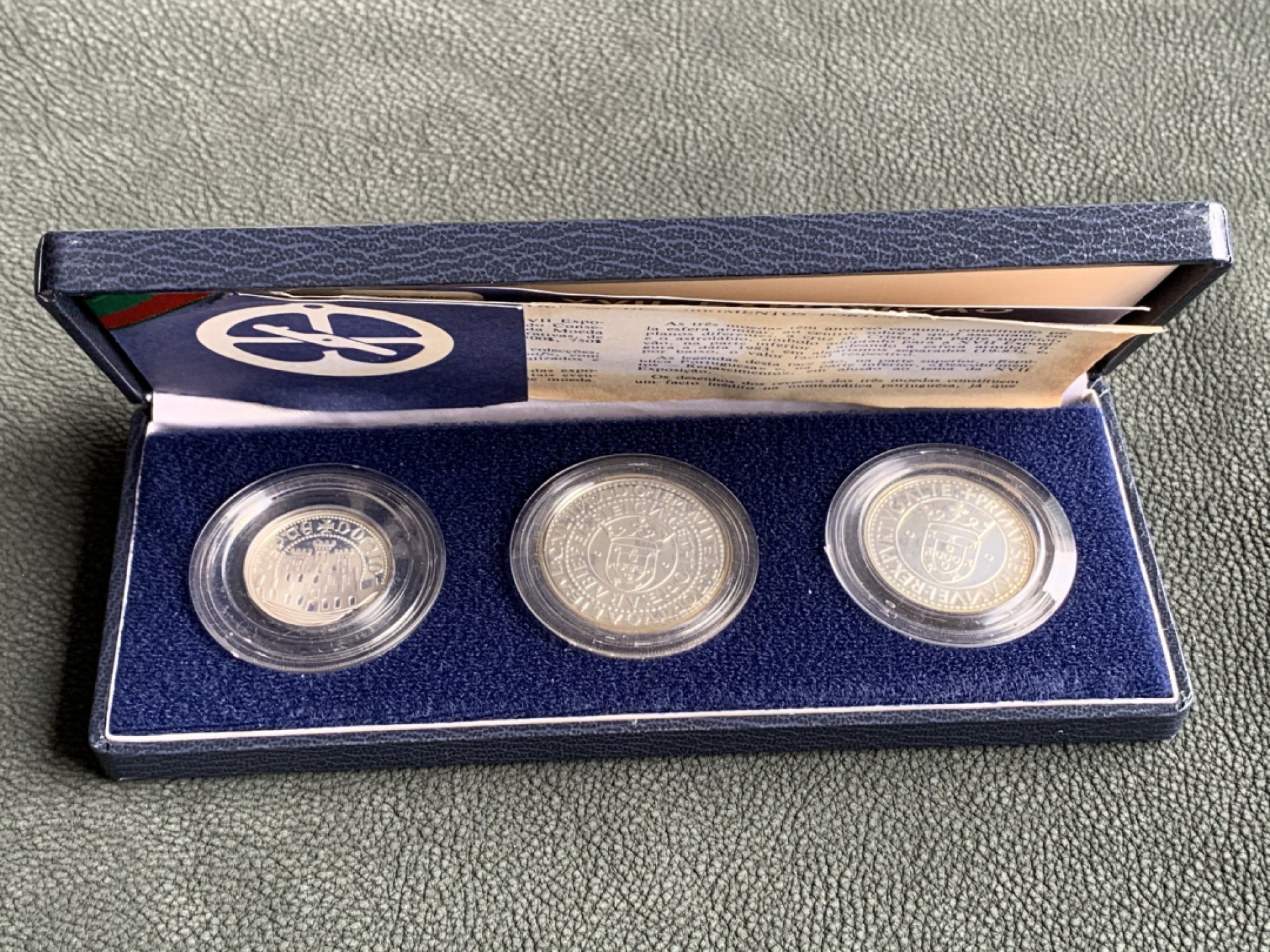 《竞宝斋》第140场-周日，周一，周四 3拍 (全场包邮) 葡萄牙 1983年 欧洲世博会纪念 500/750/1000埃斯库多精制银币 原盒证书非常难得 平时都是见到普制没有精制