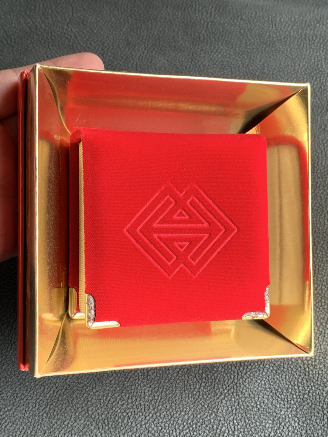 《竞宝斋》第140场-周日，周一，周四 3拍 (全场包邮) 澳门1999年 妈祖阁 100元 精制大银币 带镀金 原盒证书 非常漂亮