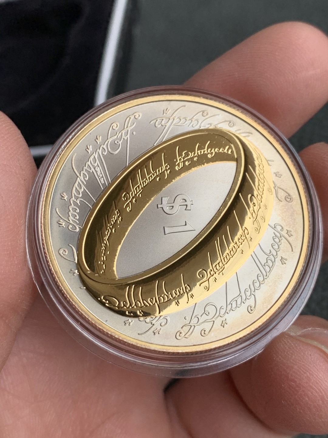 《竞宝斋》第140场-周日，周一，周四 3拍 (全场包邮) 新西兰2003年 指环王镀金戒指 1元 精制大银币 28.28克 925银 原盒证书 非常稀少