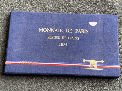 《竞宝斋》第140场-周日，周一，周四 3拍 (全场包邮) - 法国1974年 九枚套 大力神50法郎是30克大银币 原盒证书