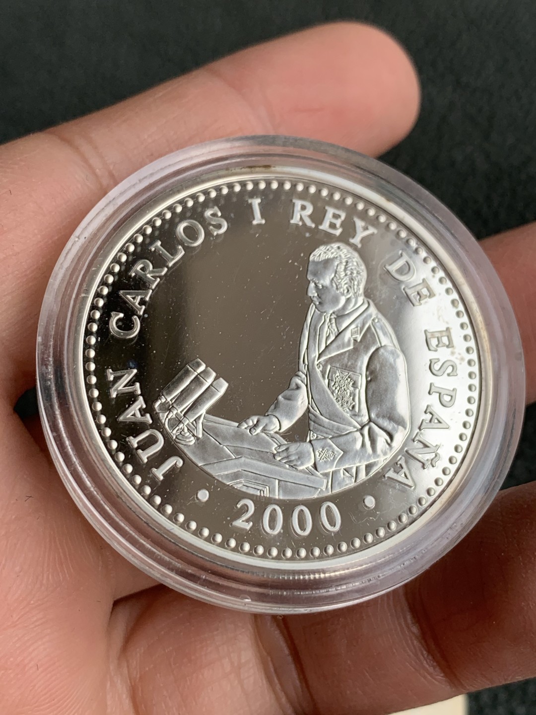 《竞宝斋》第140场-周日，周一，周四 3拍 (全场包邮) 西班牙2000年 加冕二十五周年纪念 2000比塞塔精制大银币 原盒证书