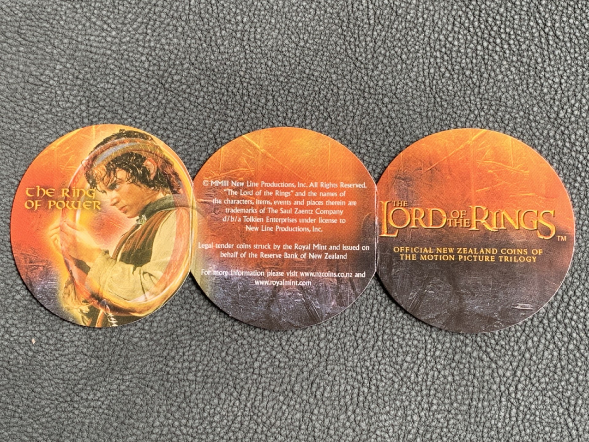 《竞宝斋》第140场-周日，周一，周四 3拍 (全场包邮) 新西兰2003年 指环王镀金戒指 1元 精制大银币 28.28克 925银 原盒证书 非常稀少