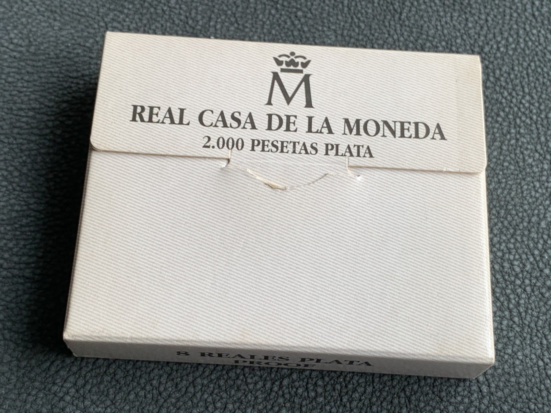 《竞宝斋》第140场-周日，周一，周四 3拍 (全场包邮) 西班牙2000年 加冕二十五周年纪念 2000比塞塔精制大银币 原盒证书