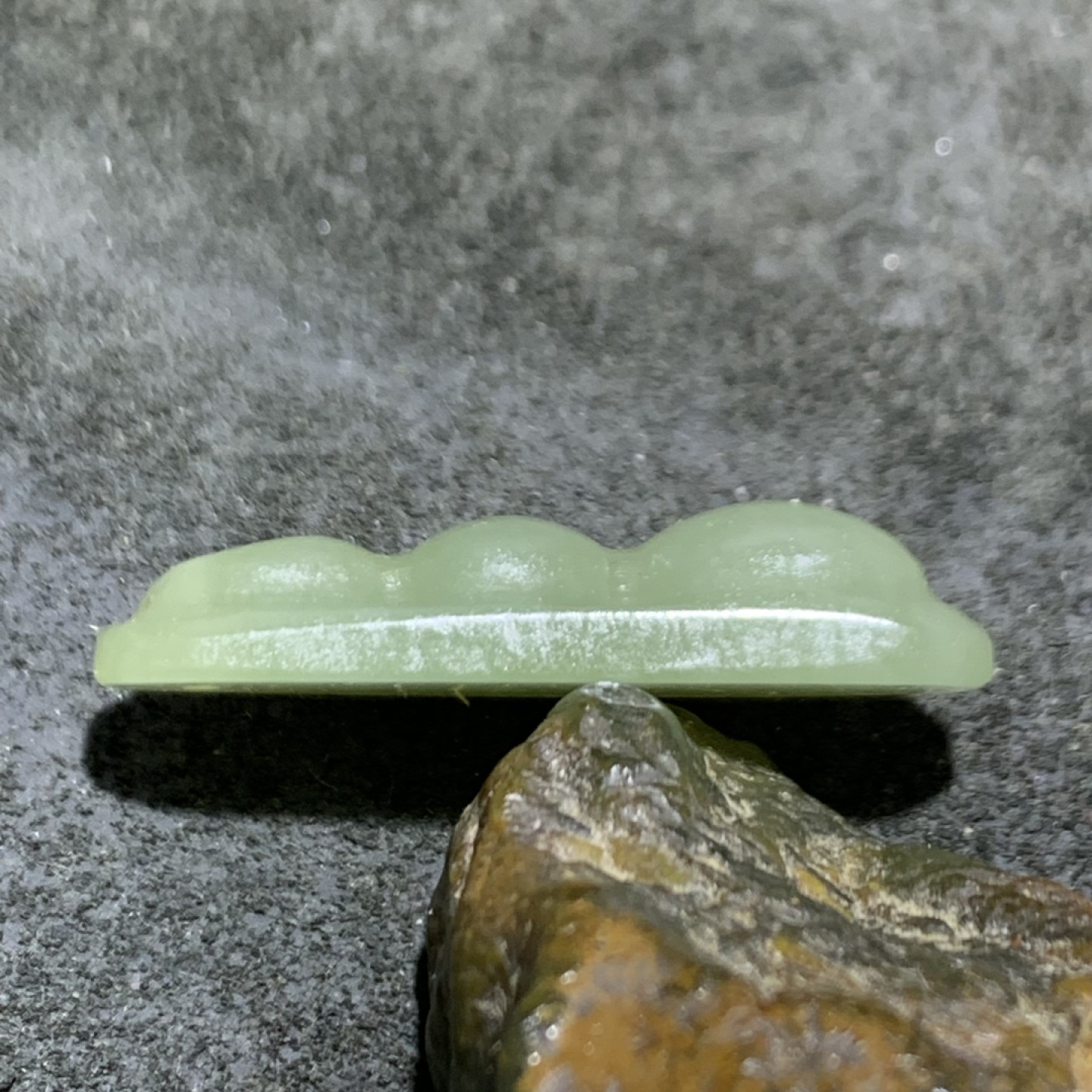 天然青海料和田玉雕刻四季豆一个
