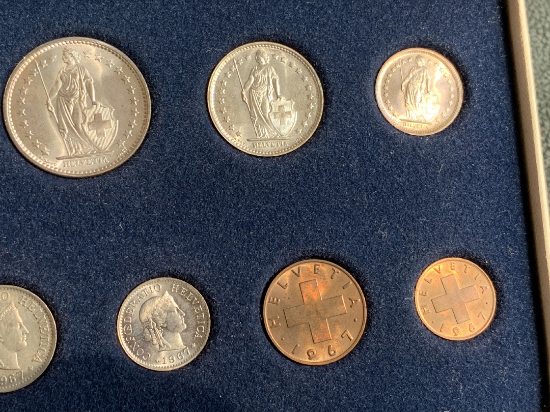 《竞宝斋》第140场-周日，周一，周四 3拍 (全场包邮) 瑞士1967年 九枚套 原装套币 其中1/2法郎-5法郎四枚都是银币 顶级品相 非常漂亮