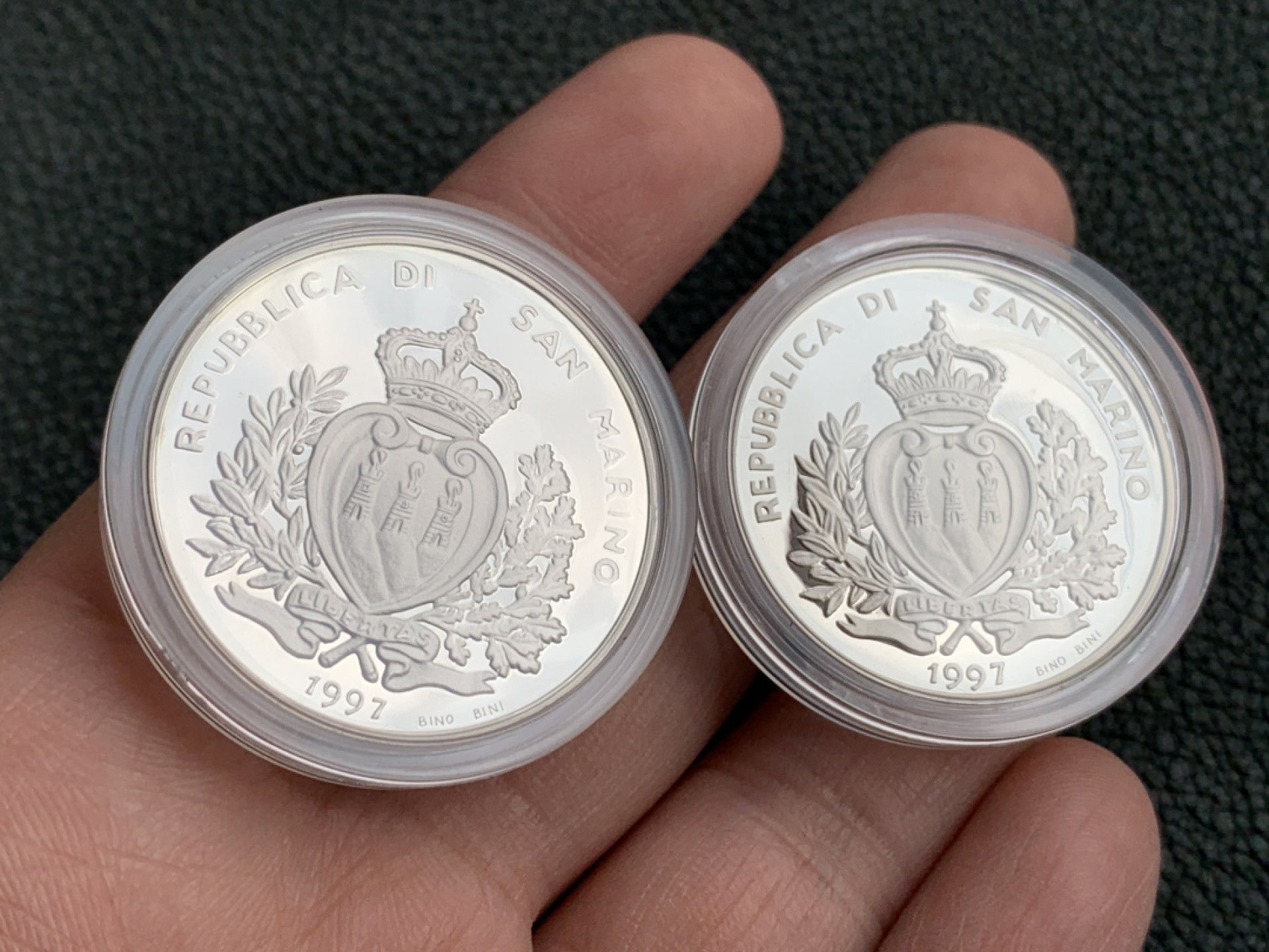 《竞宝斋》第140场-周日，周一，周四 3拍 (全场包邮) 圣马力诺1997年 帆船系列 5000/10000里拉 精制银币 原盒证书